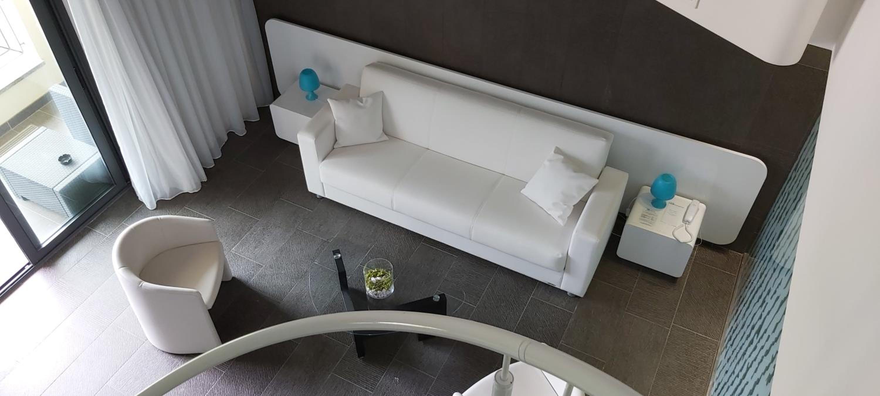 Deluxe Suite with Spa Bath - Photo 10