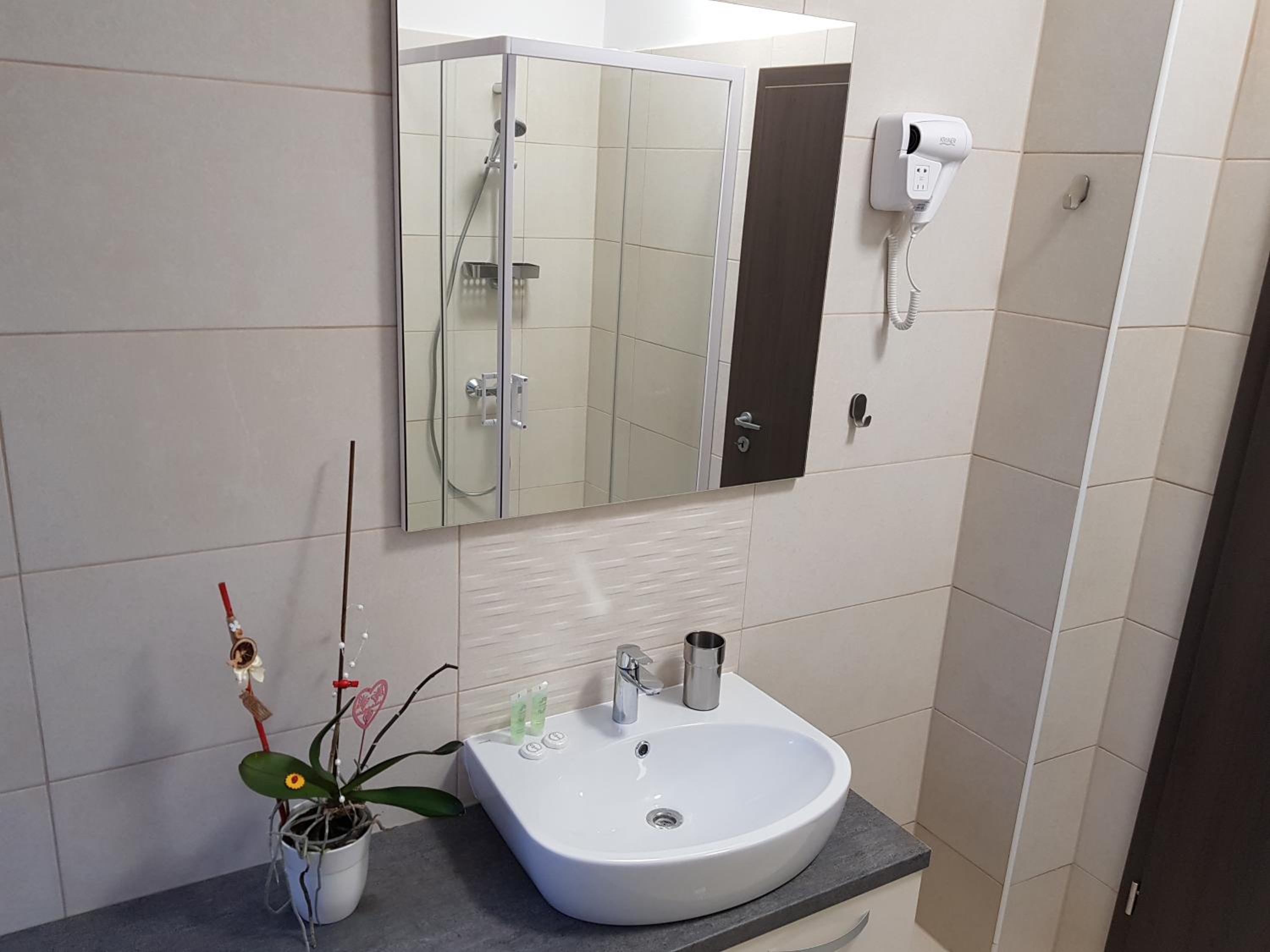 Double Room with Private Bathroom - Photo 19