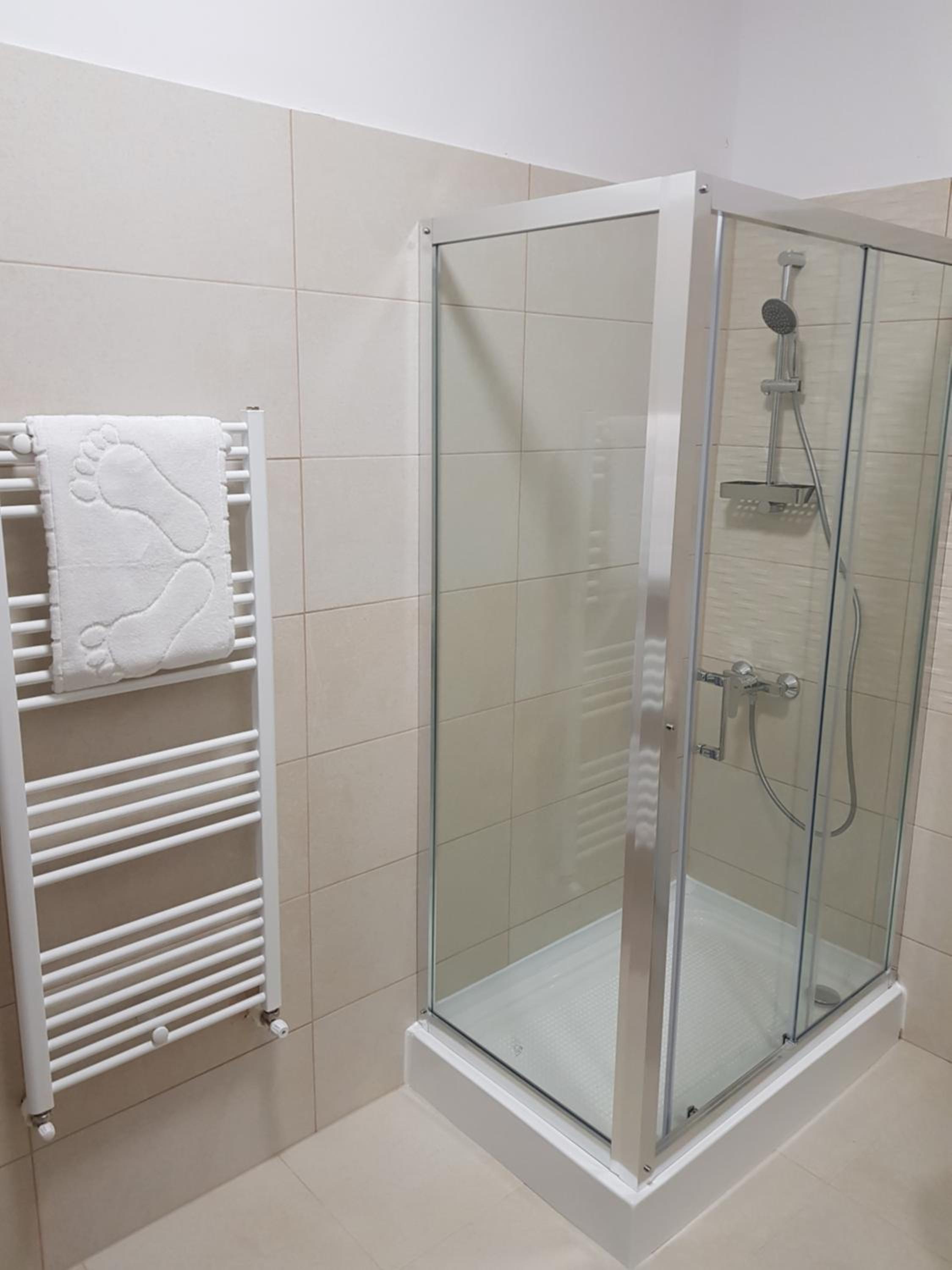 Double Room with Private Bathroom - Photo 4