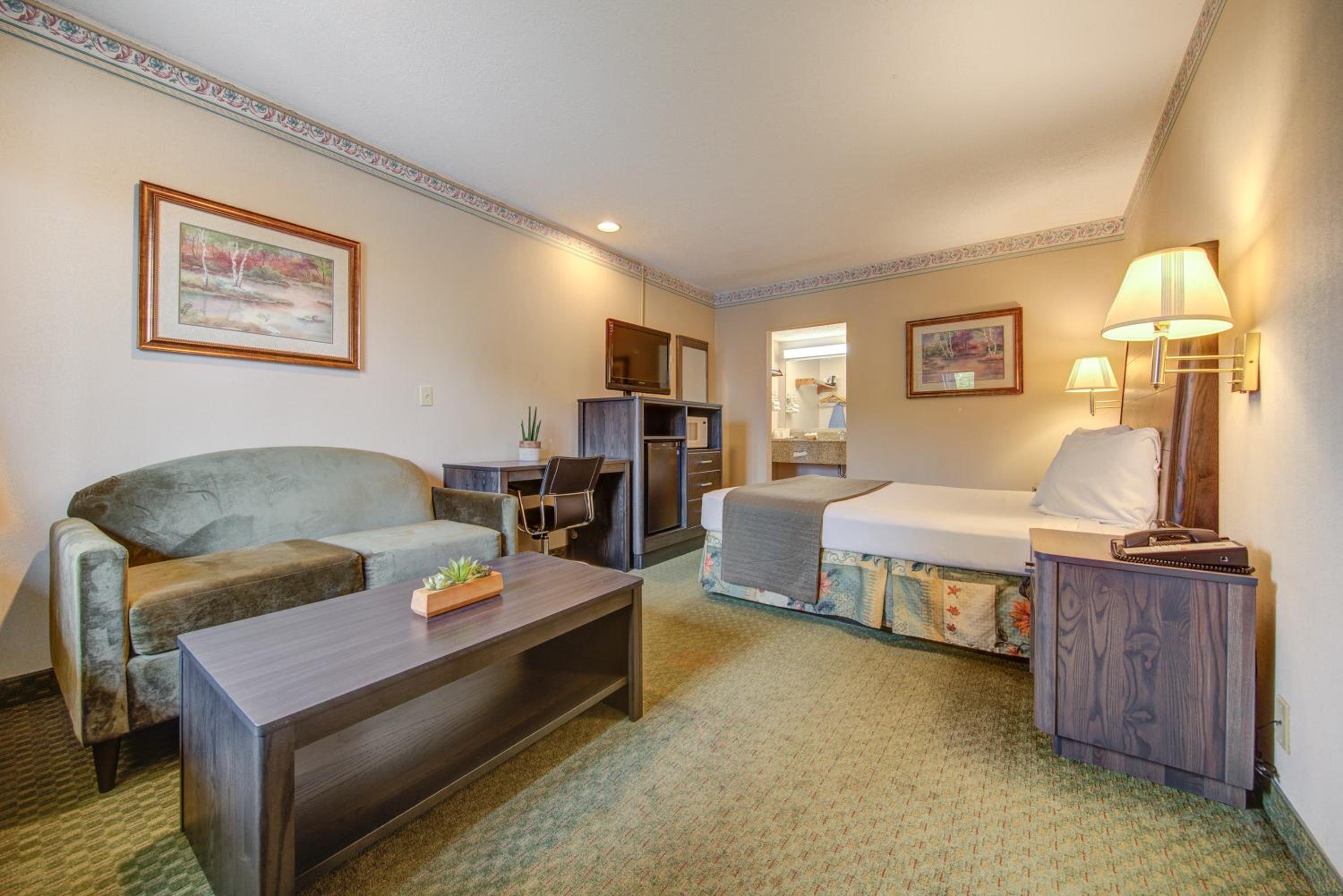 Deluxe Queen Room with Sofa - Photo 1