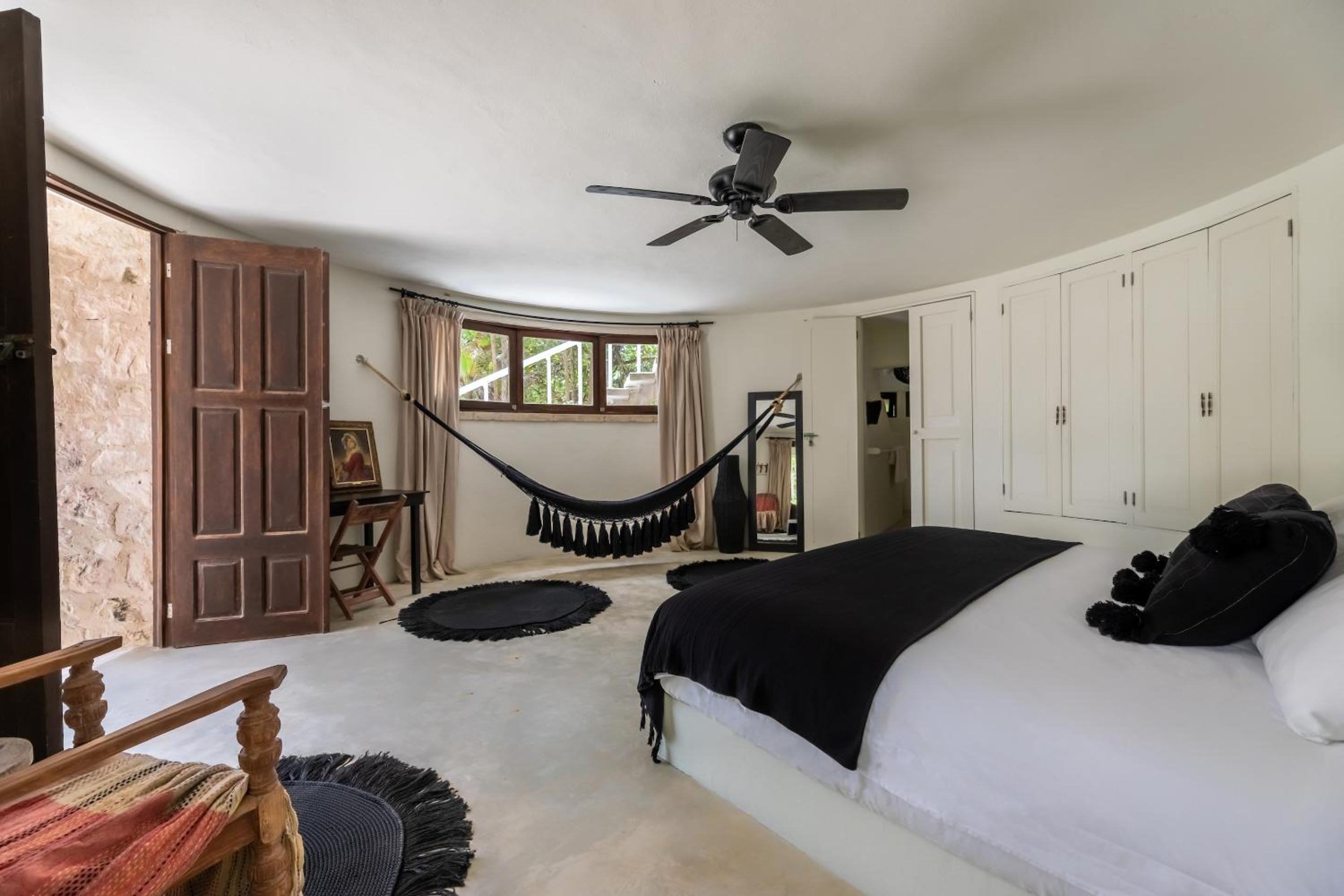Suite - Photo 1