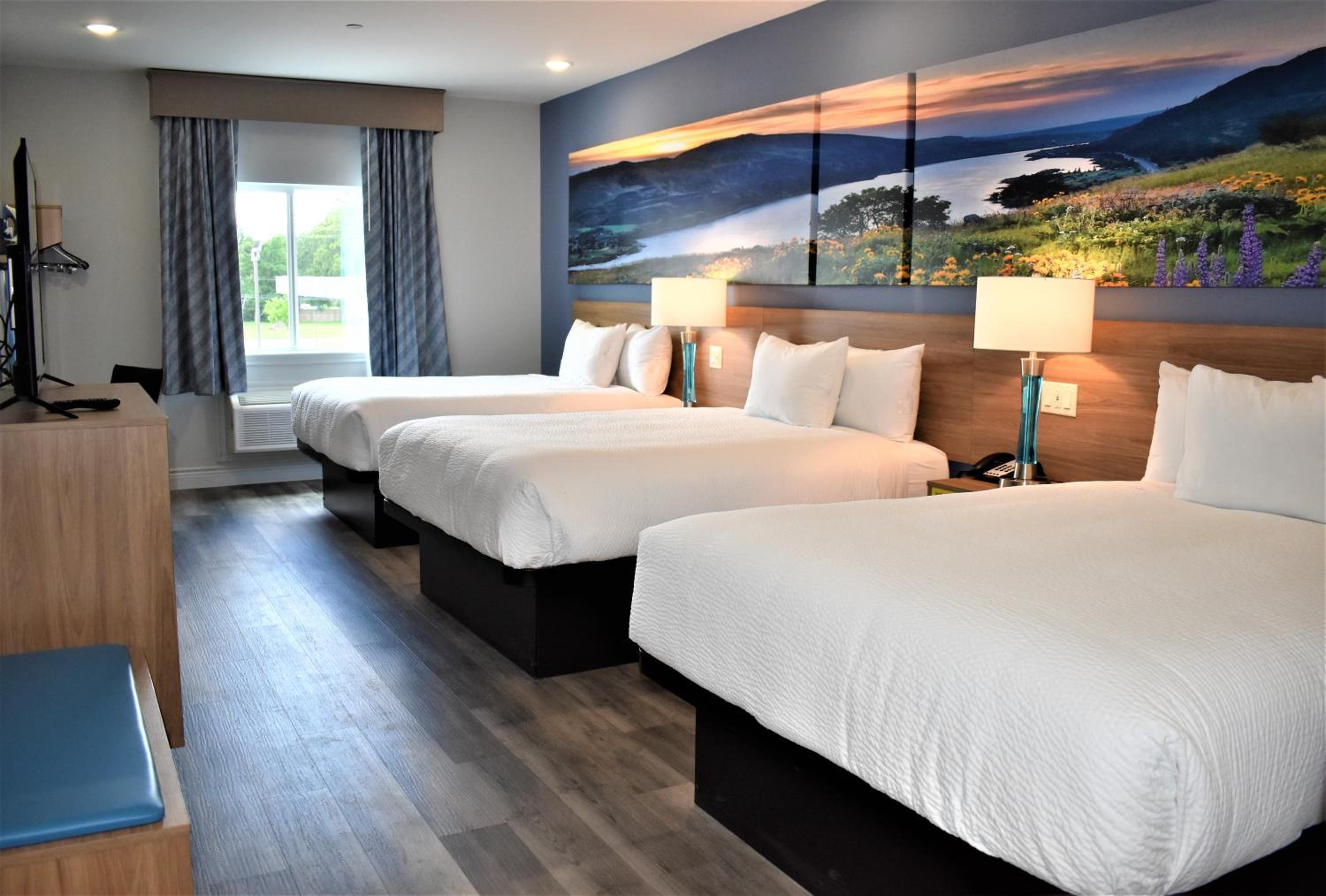 Queen Room with Three Queen Beds - Non-Smoking - Photo 10