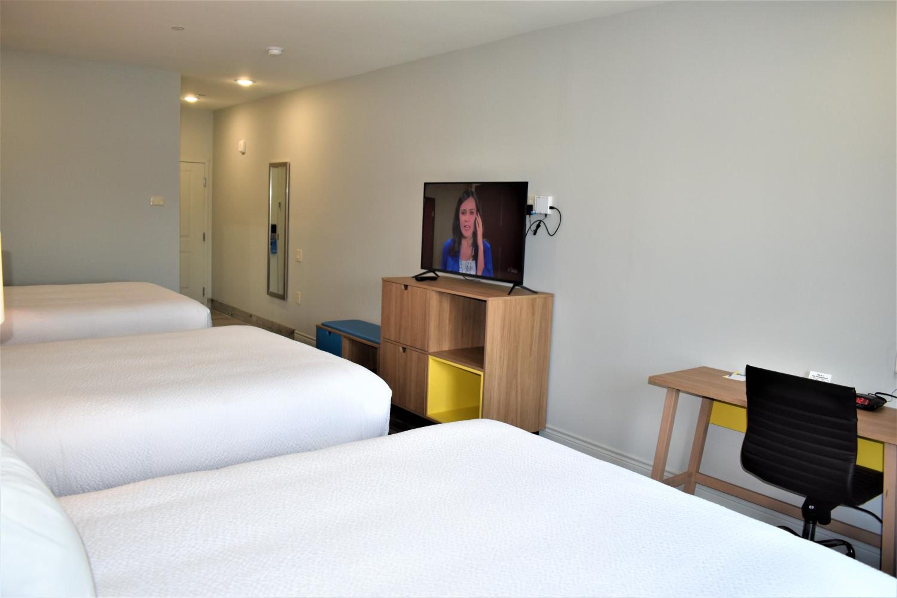 Queen Room with Three Queen Beds - Non-Smoking - Photo 9