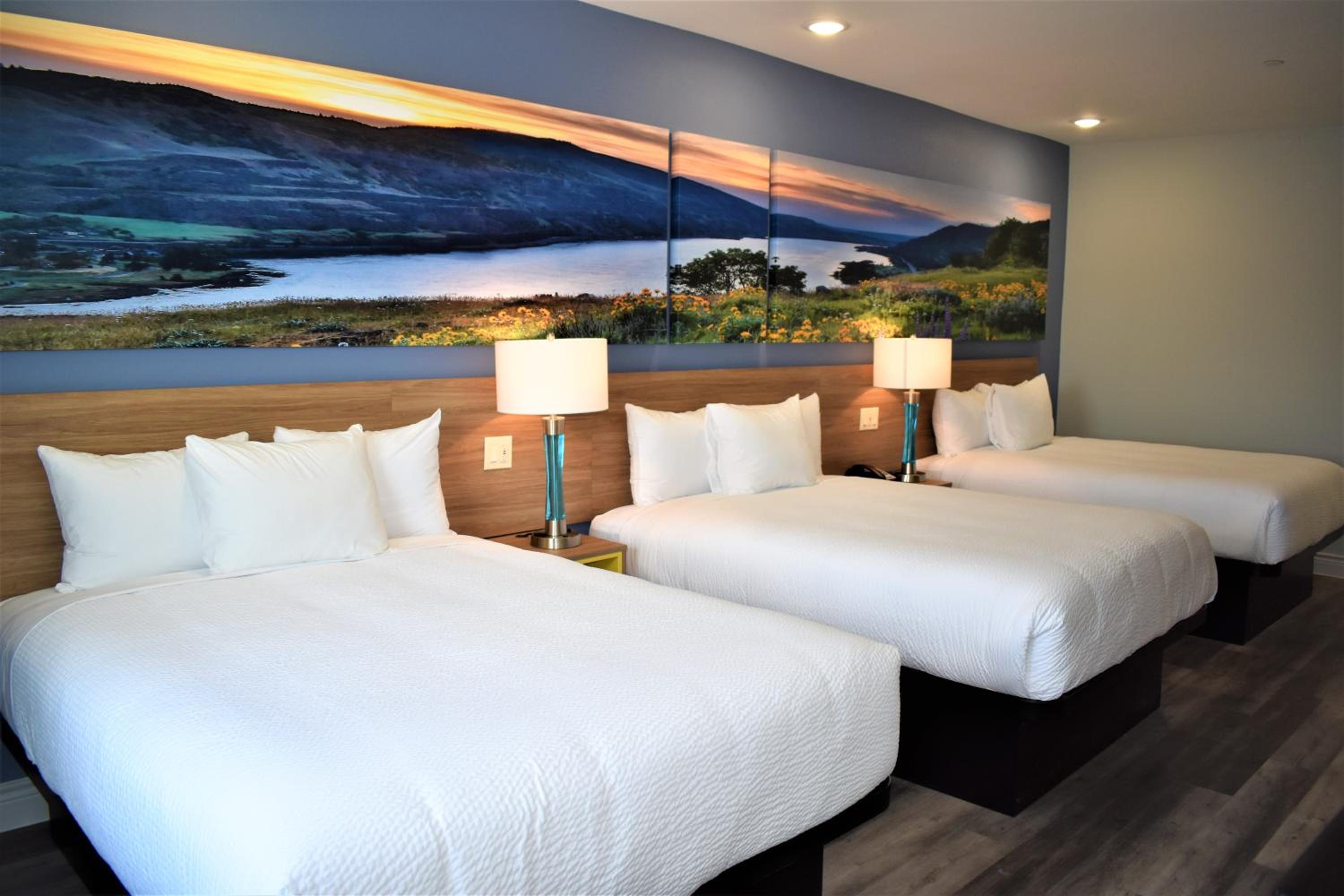 Queen Room with Three Queen Beds - Non-Smoking - Photo 11