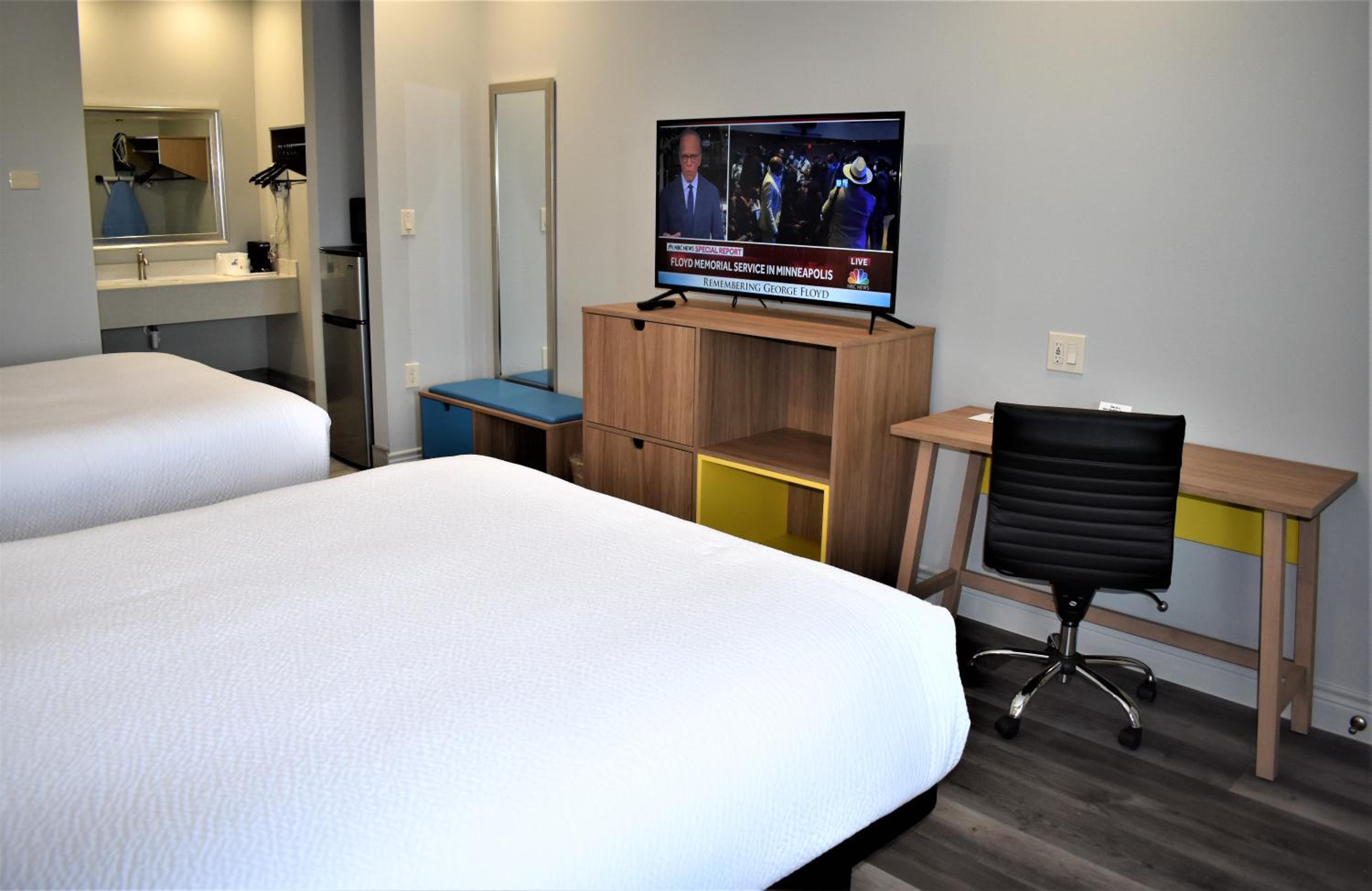 Queen Room with Two Queen Beds - Non-Smoking - Photo 1