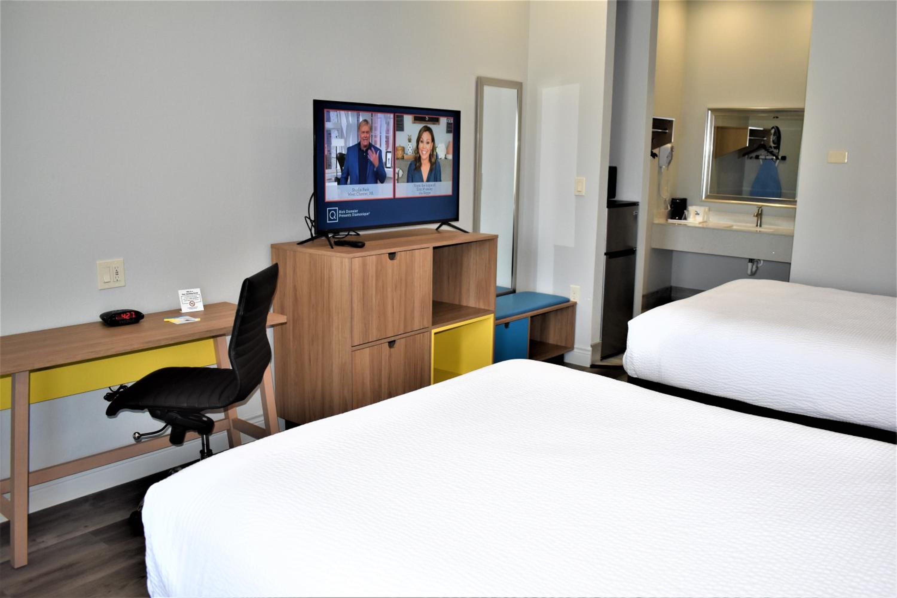 Queen Room with Two Queen Beds - Non-Smoking - Photo 4