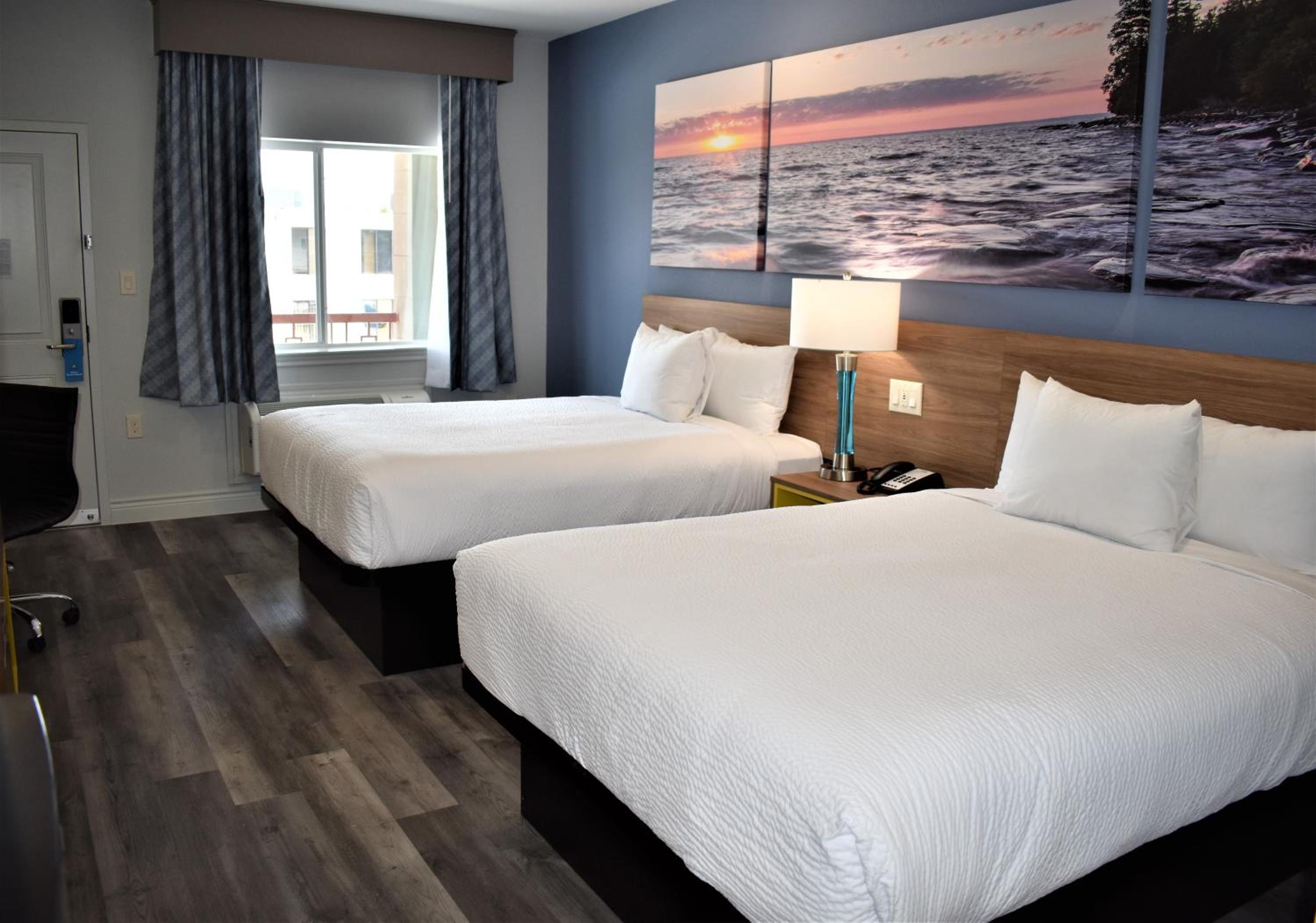 Queen Room with Two Queen Beds - Non-Smoking - Photo 6