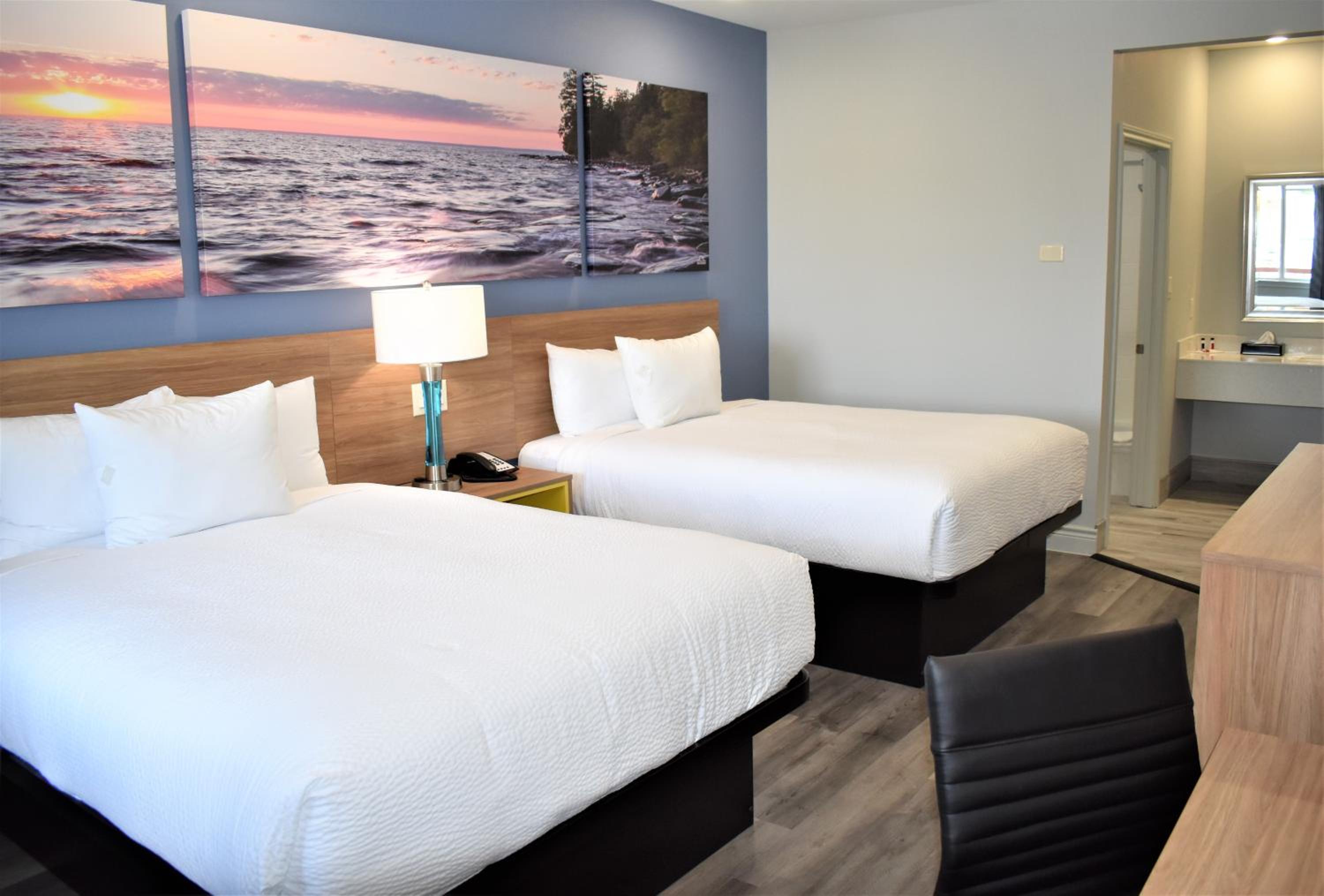 Queen Room with Two Queen Beds - Non-Smoking - Photo 7