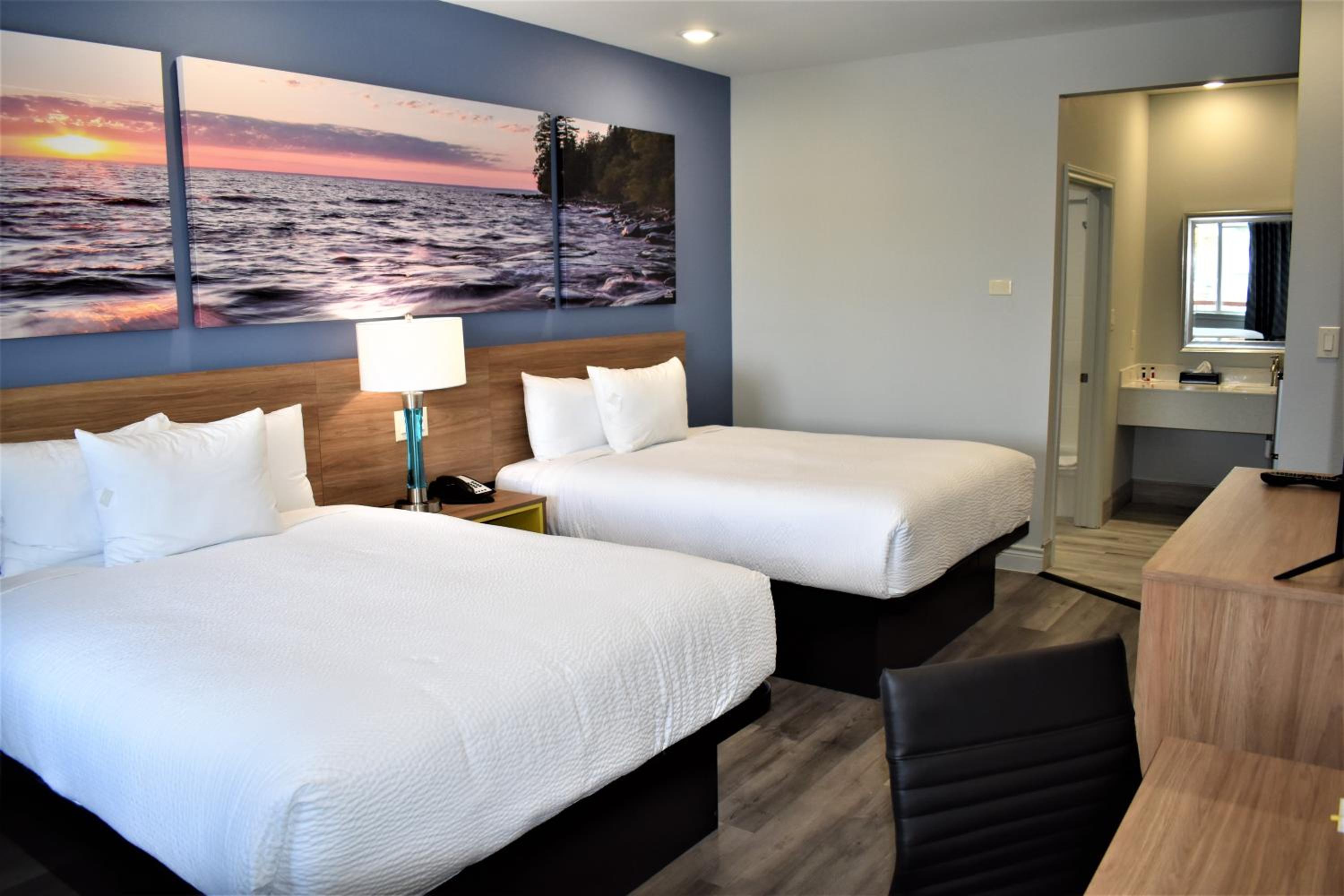 Queen Room with Two Queen Beds - Non-Smoking - Photo 8