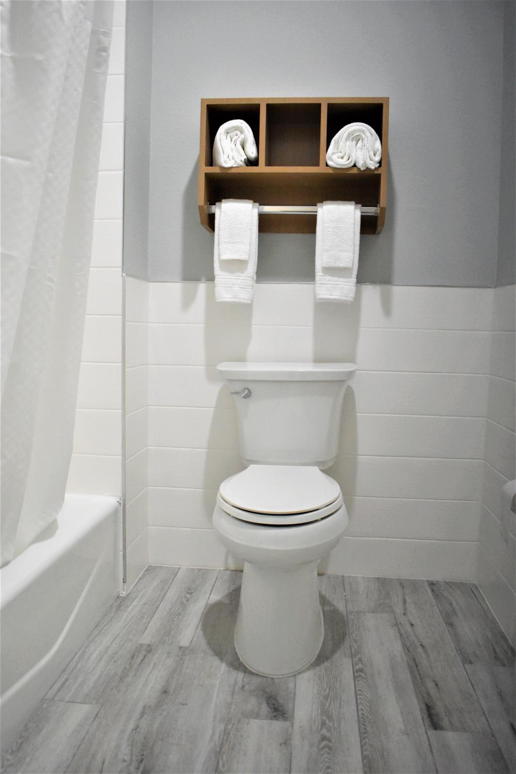 King Room with Mobility/Hearing Access Tub w/ Grab Bars - Non-Smoking - Photo 4