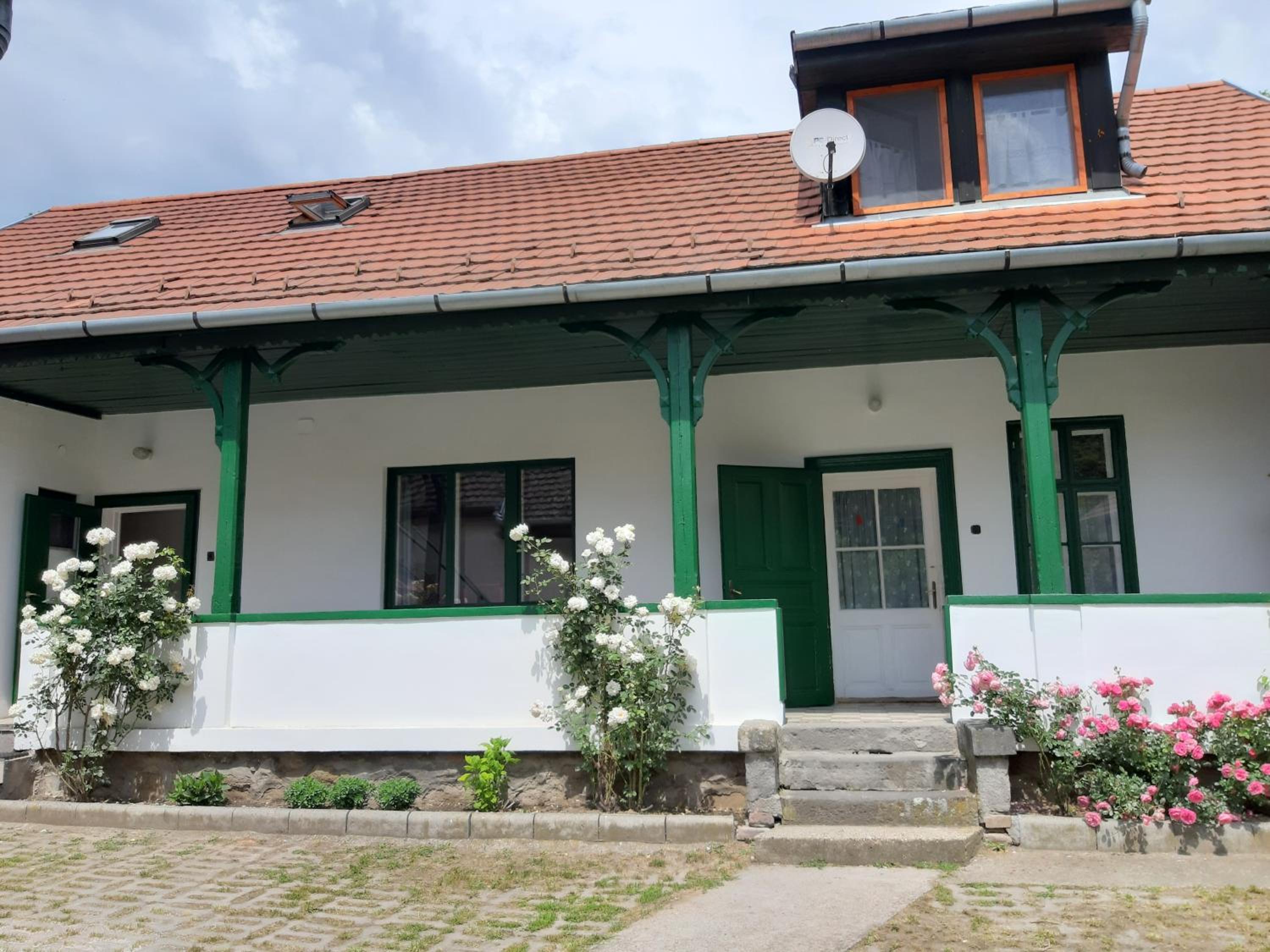 Five-Bedroom House photo 2