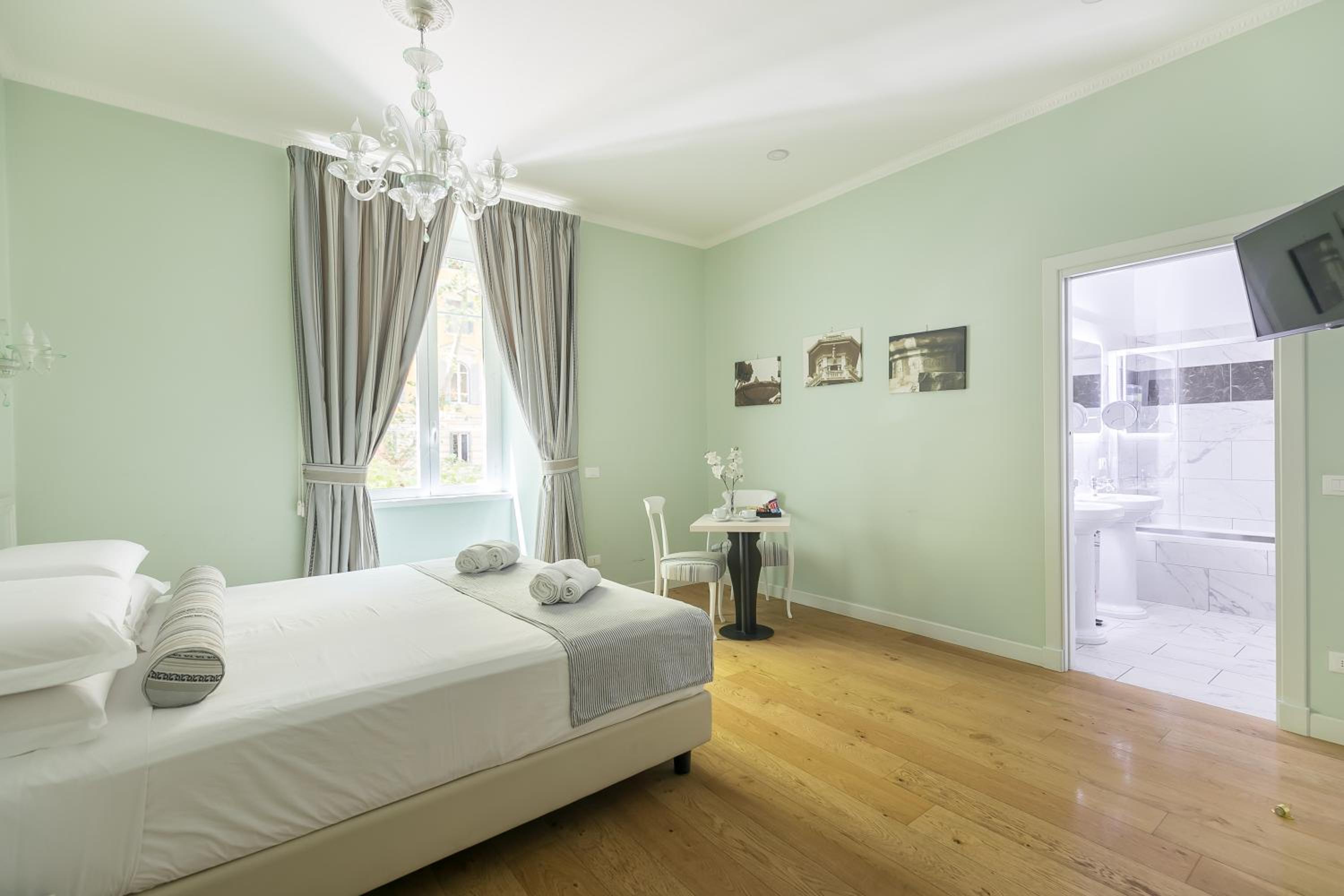 Deluxe King Room photo 3