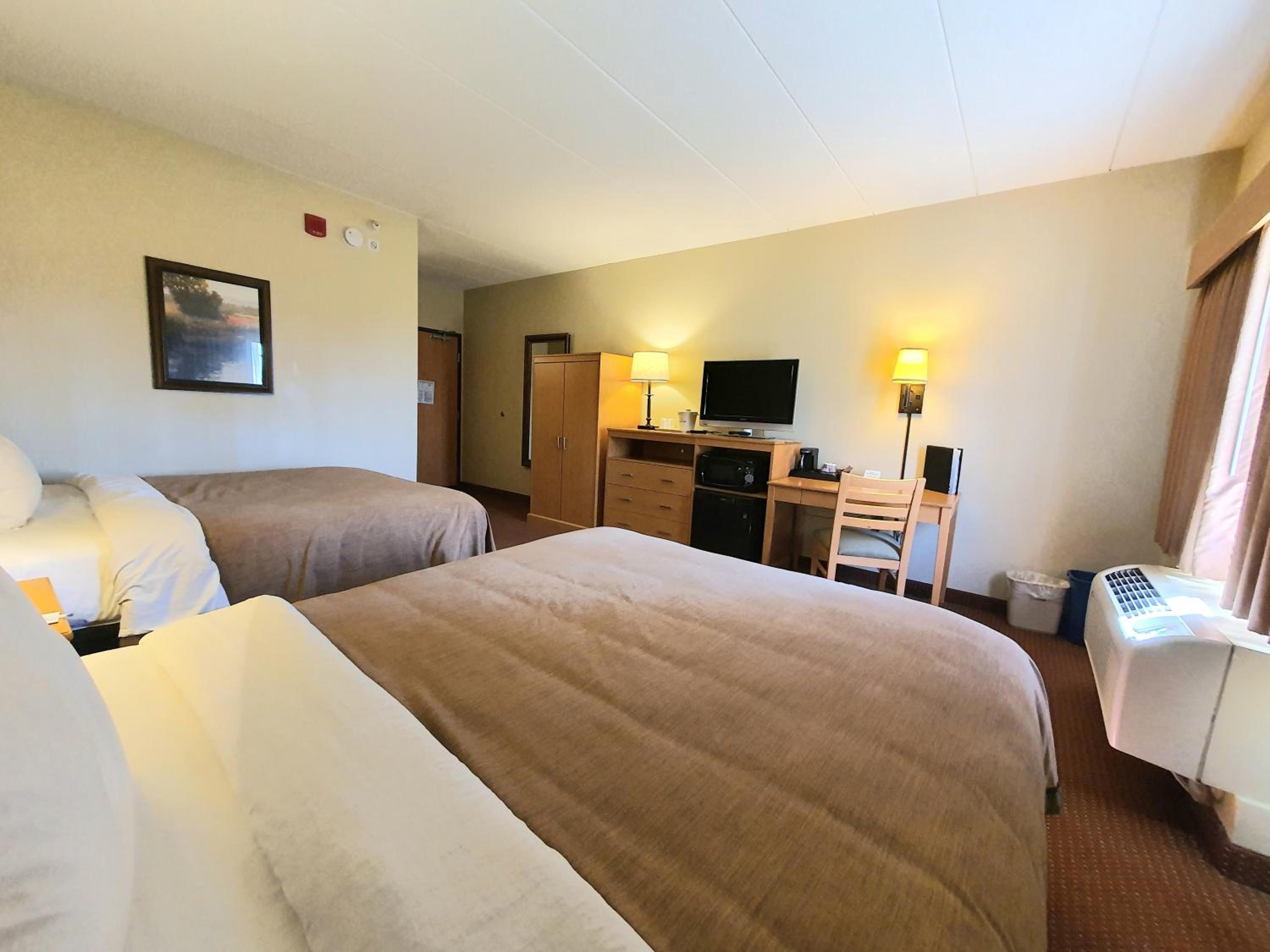 Double Room with Two Queen Beds, Non-Smoking - Photo 4