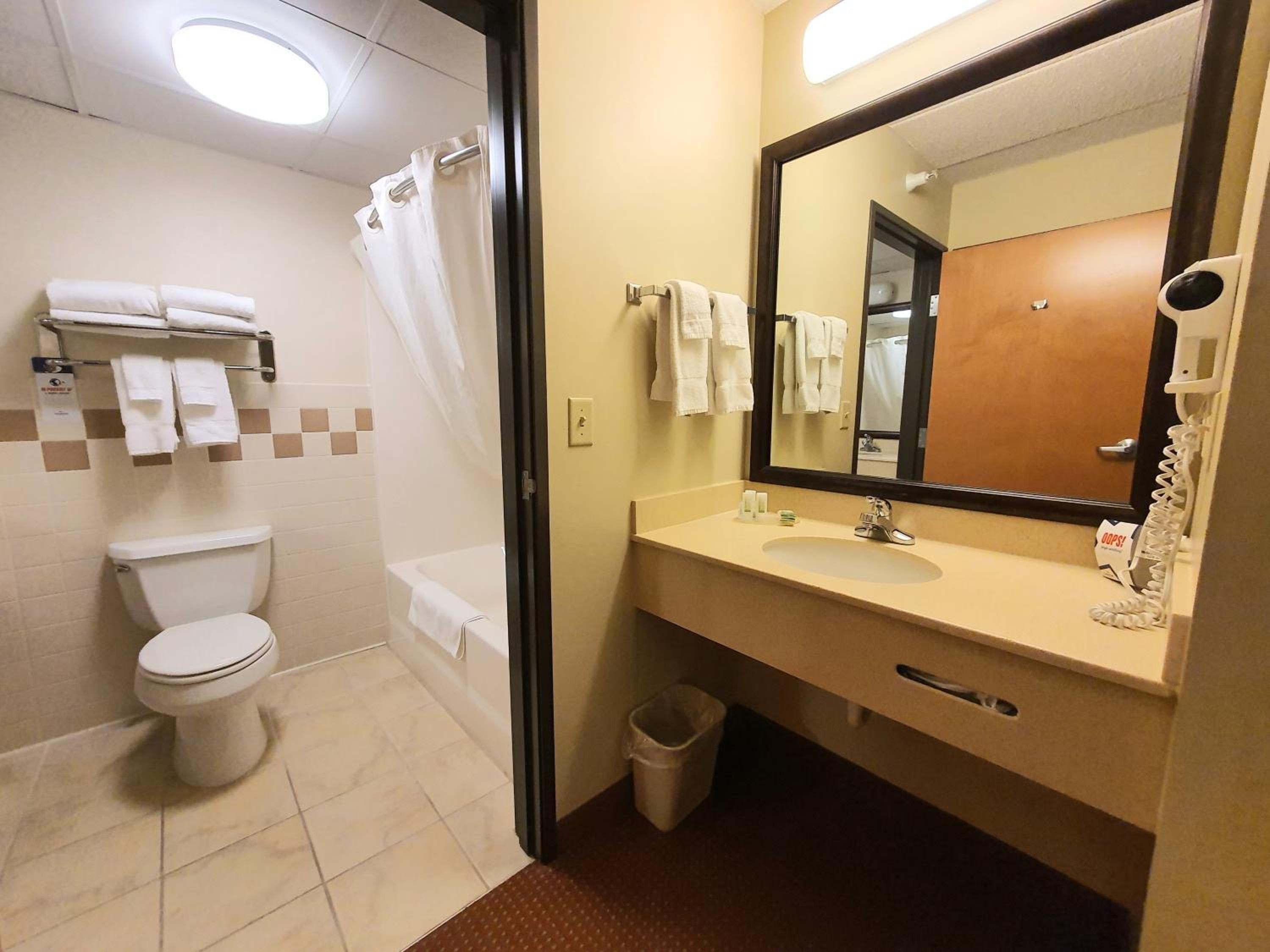 Executive Queen Room with Two Queen Beds - Photo 4