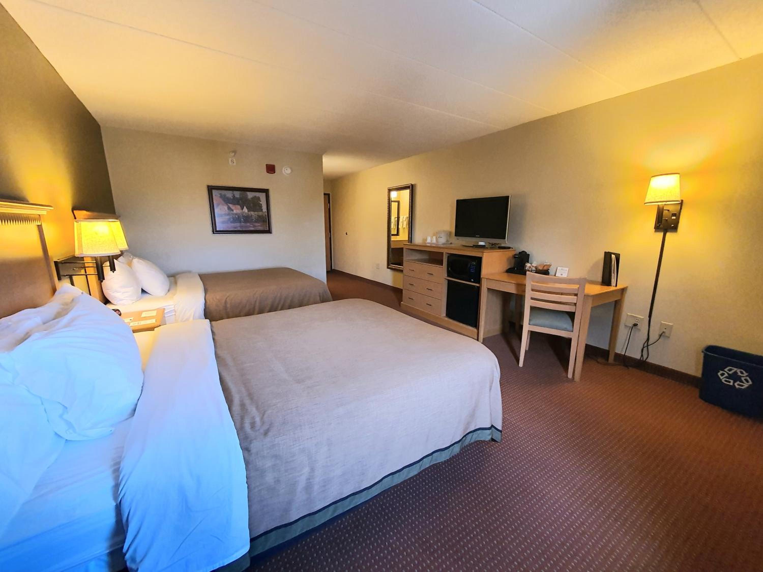 Executive Queen Room with Two Queen Beds - Photo 1