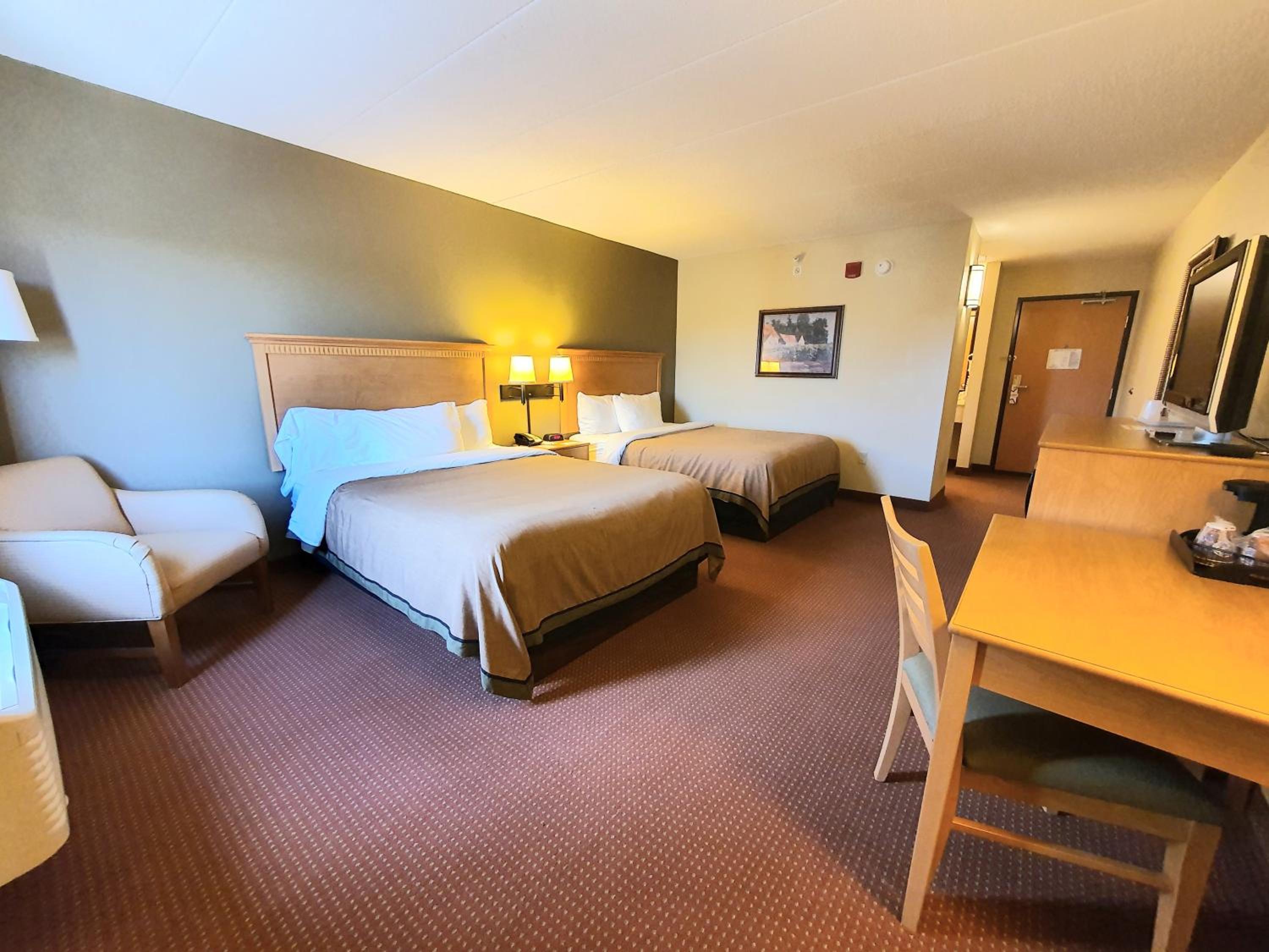 Executive Queen Room with Two Queen Beds - Photo 3