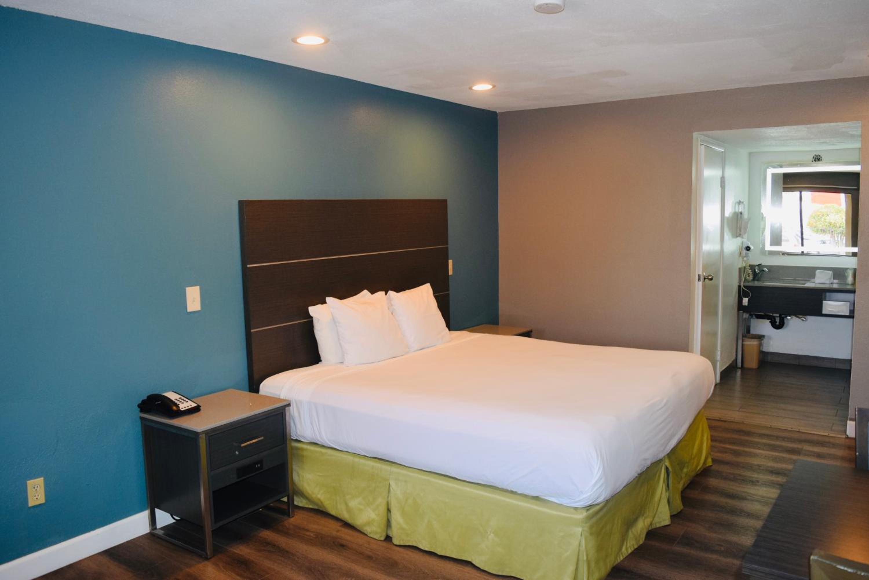 King Room - Non-Smoking - Photo 7