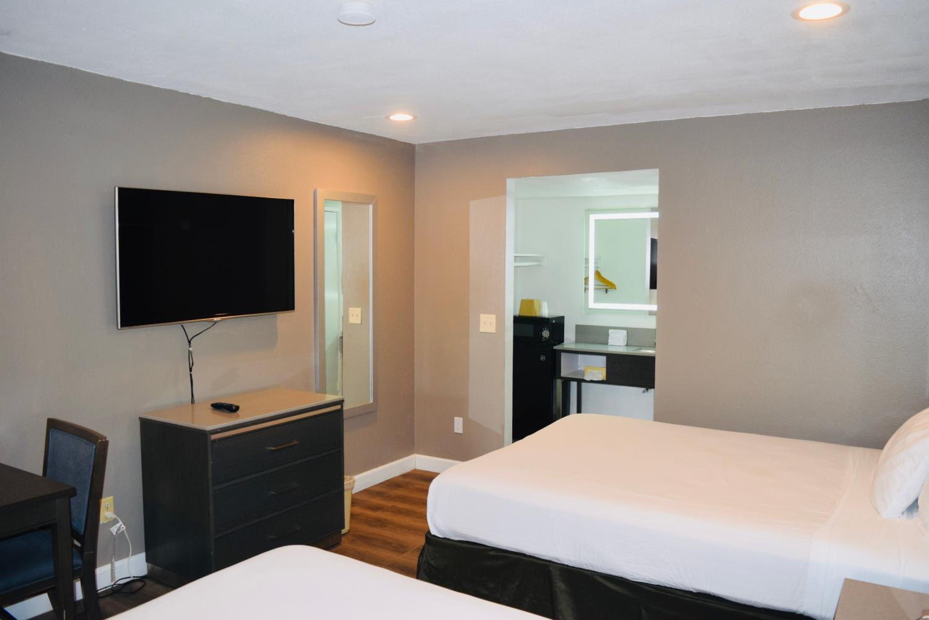 Queen Room with Two Queen Beds - Non-Smoking - Photo 1