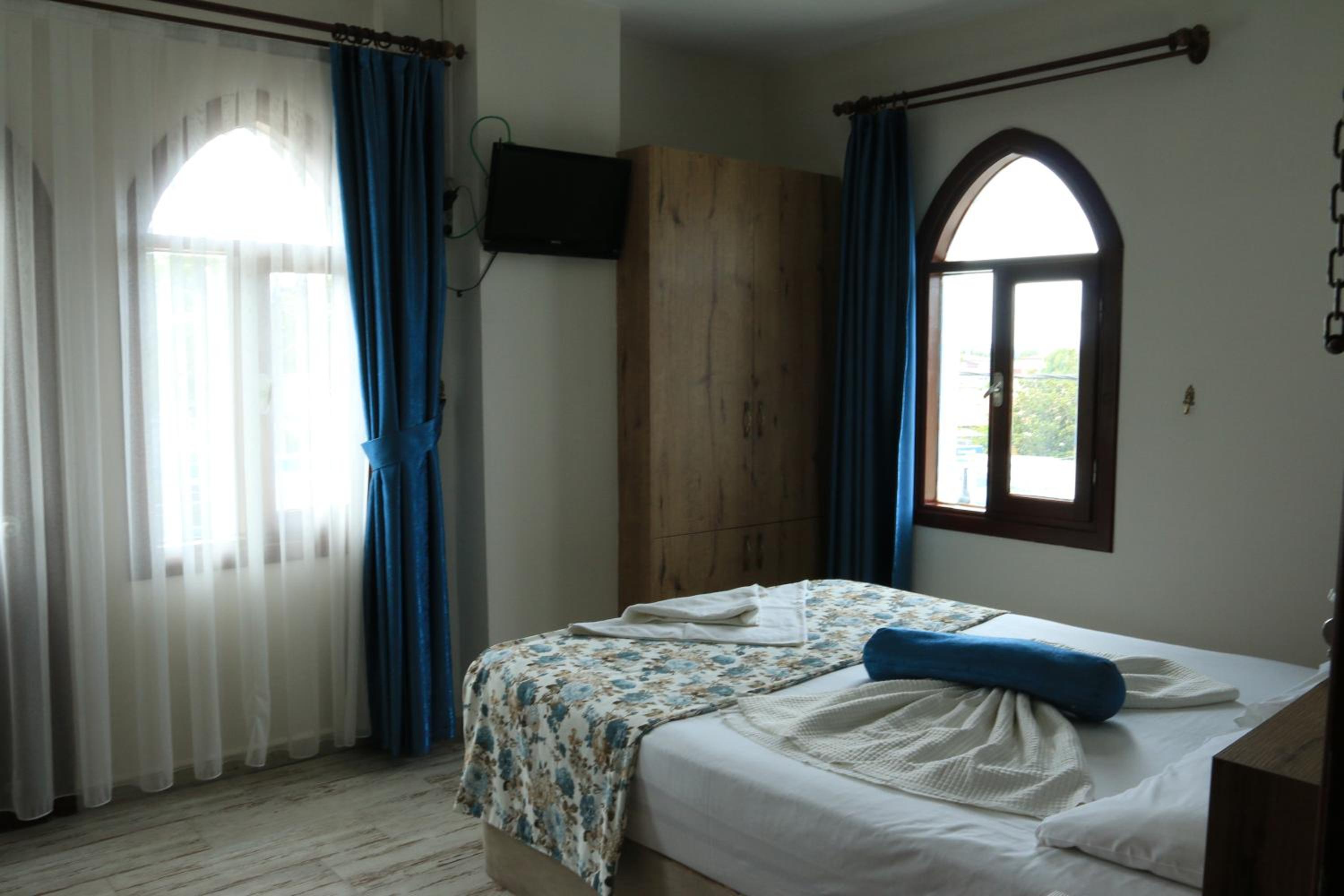 Standard Double or Twin Room - Photo 9