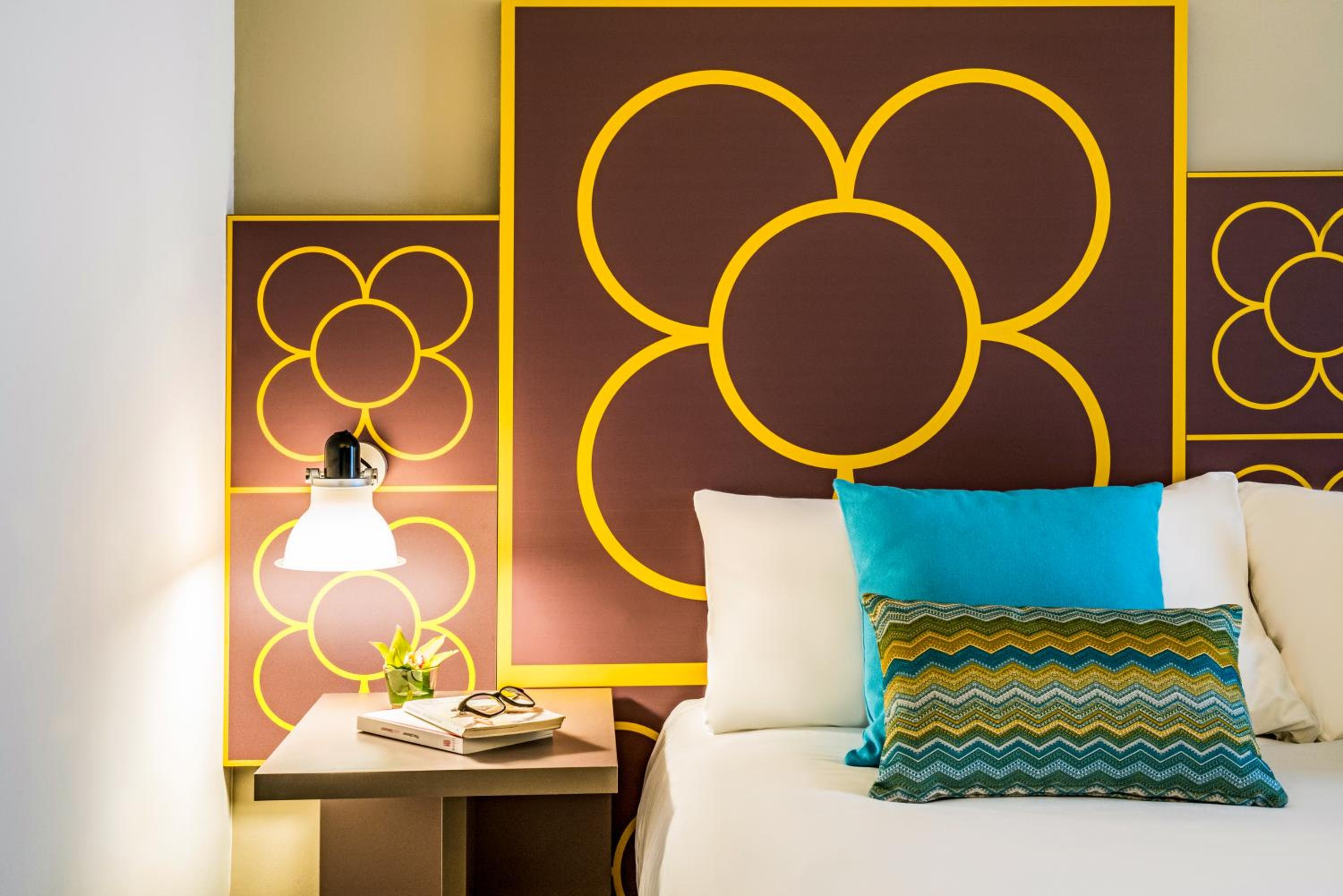 2 Adjacent Rooms