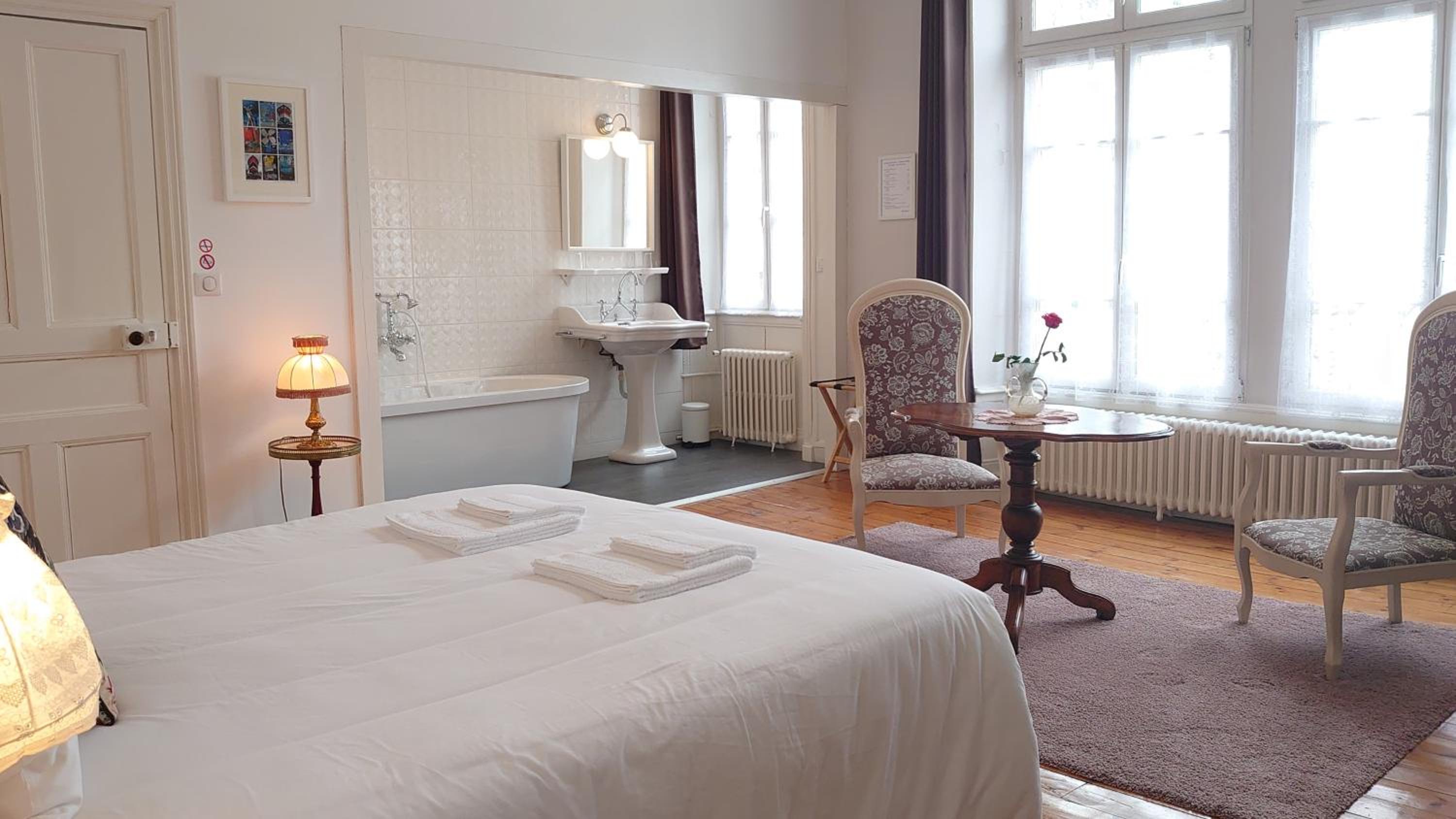 Deluxe Double Room with Bath photo 2