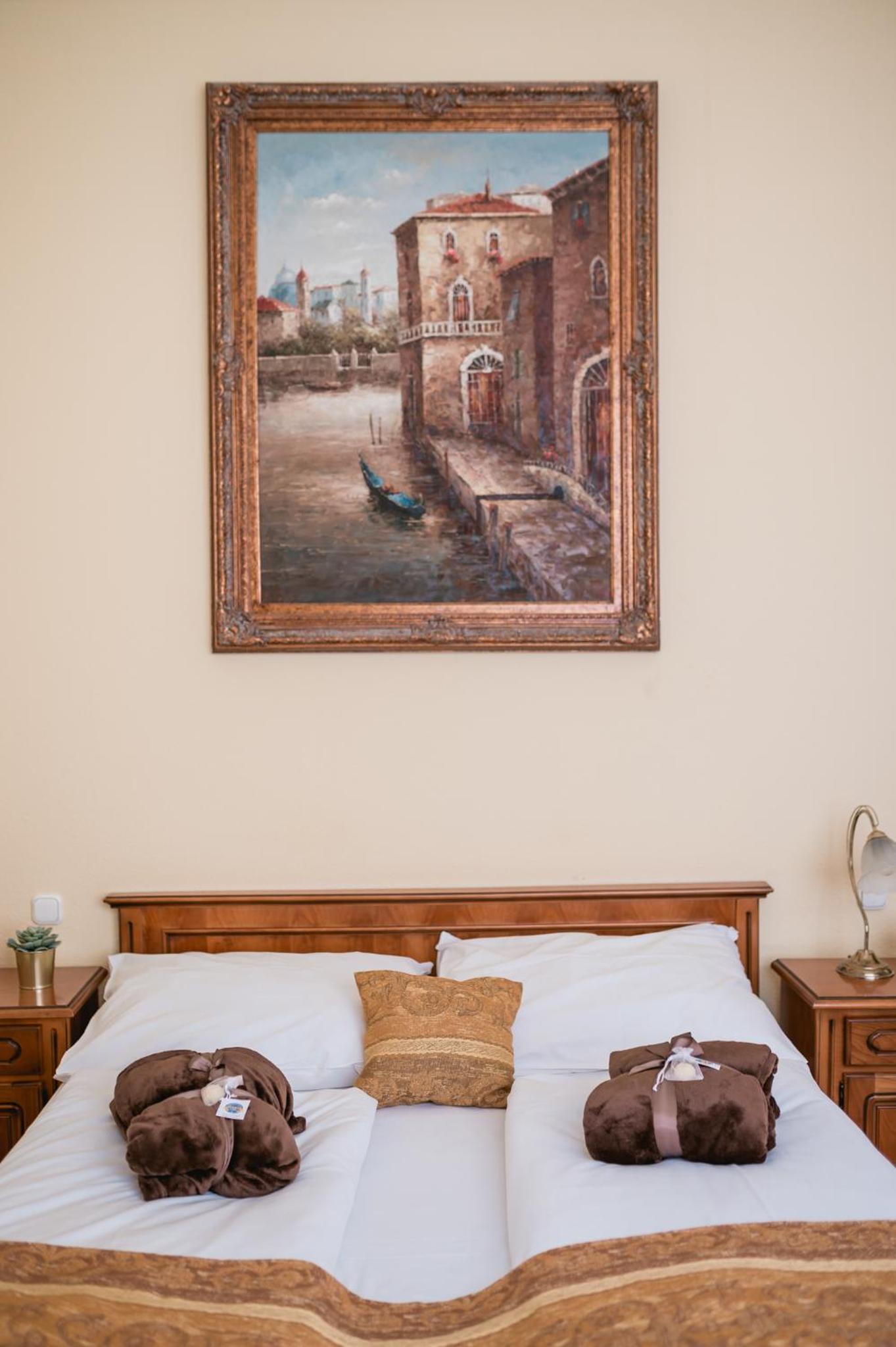 Double Room - Photo 10