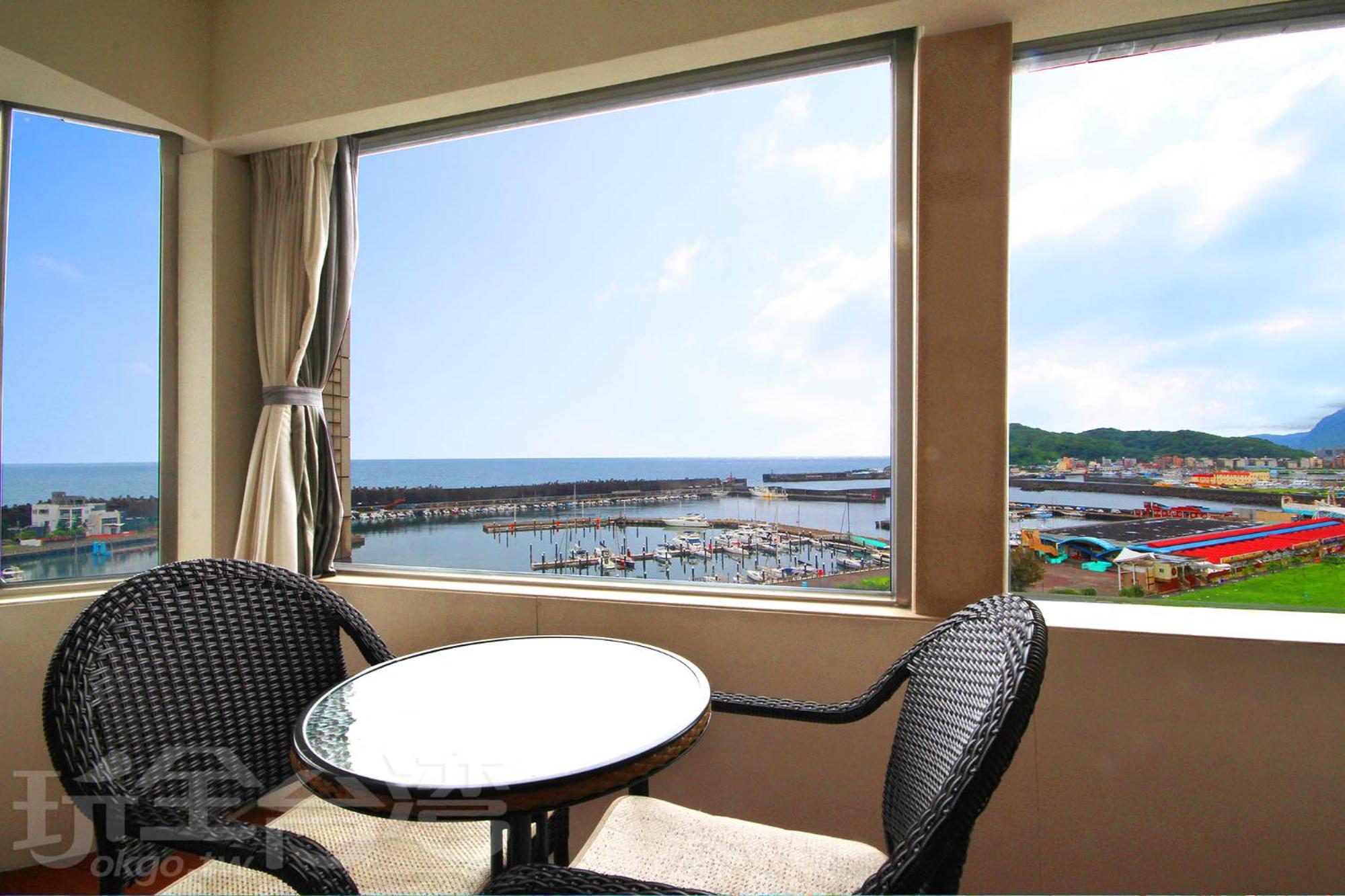 Deluxe King Room with Ocean View and Balcony photo 2