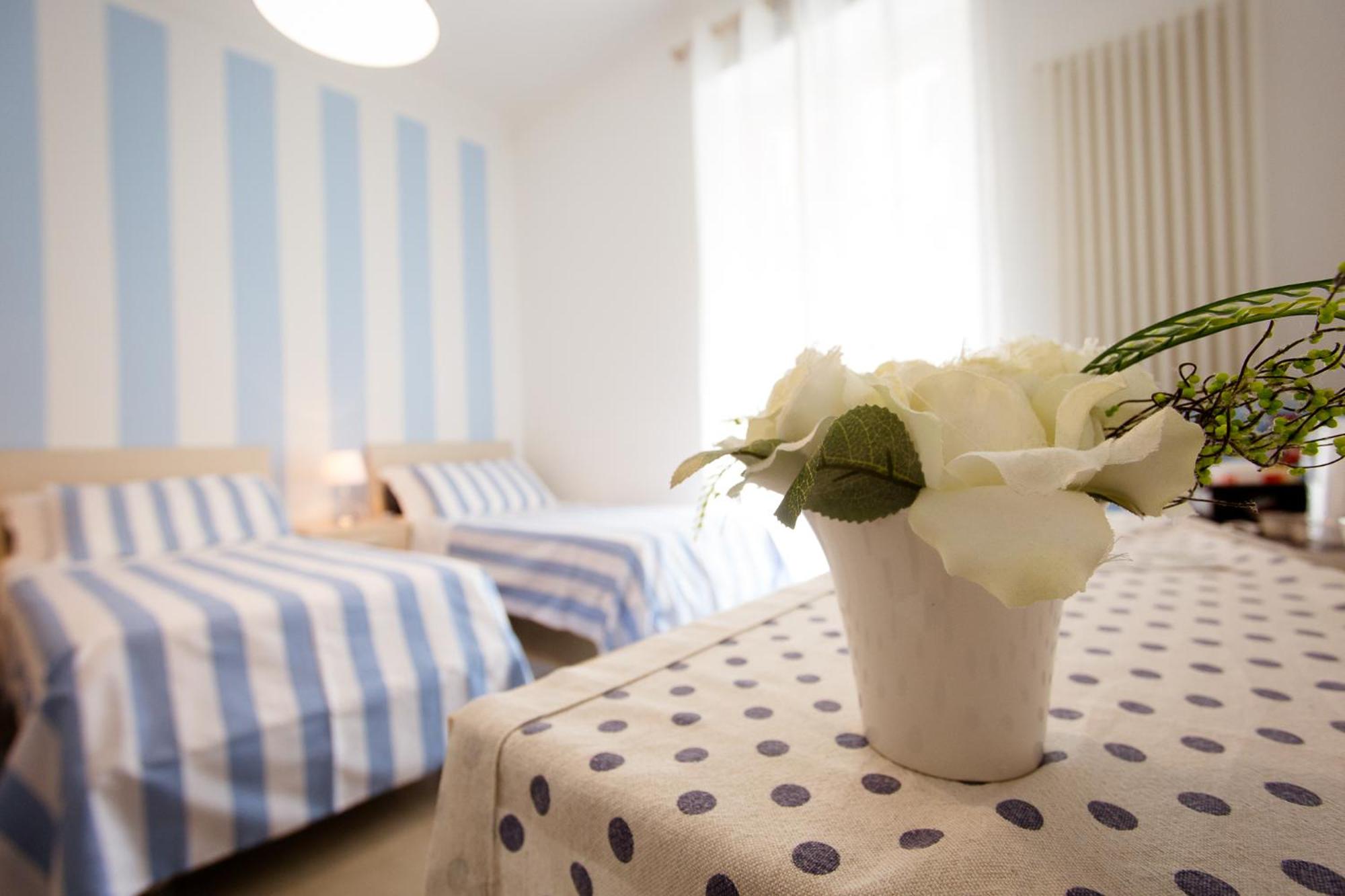 Standard Twin Room - Photo 9