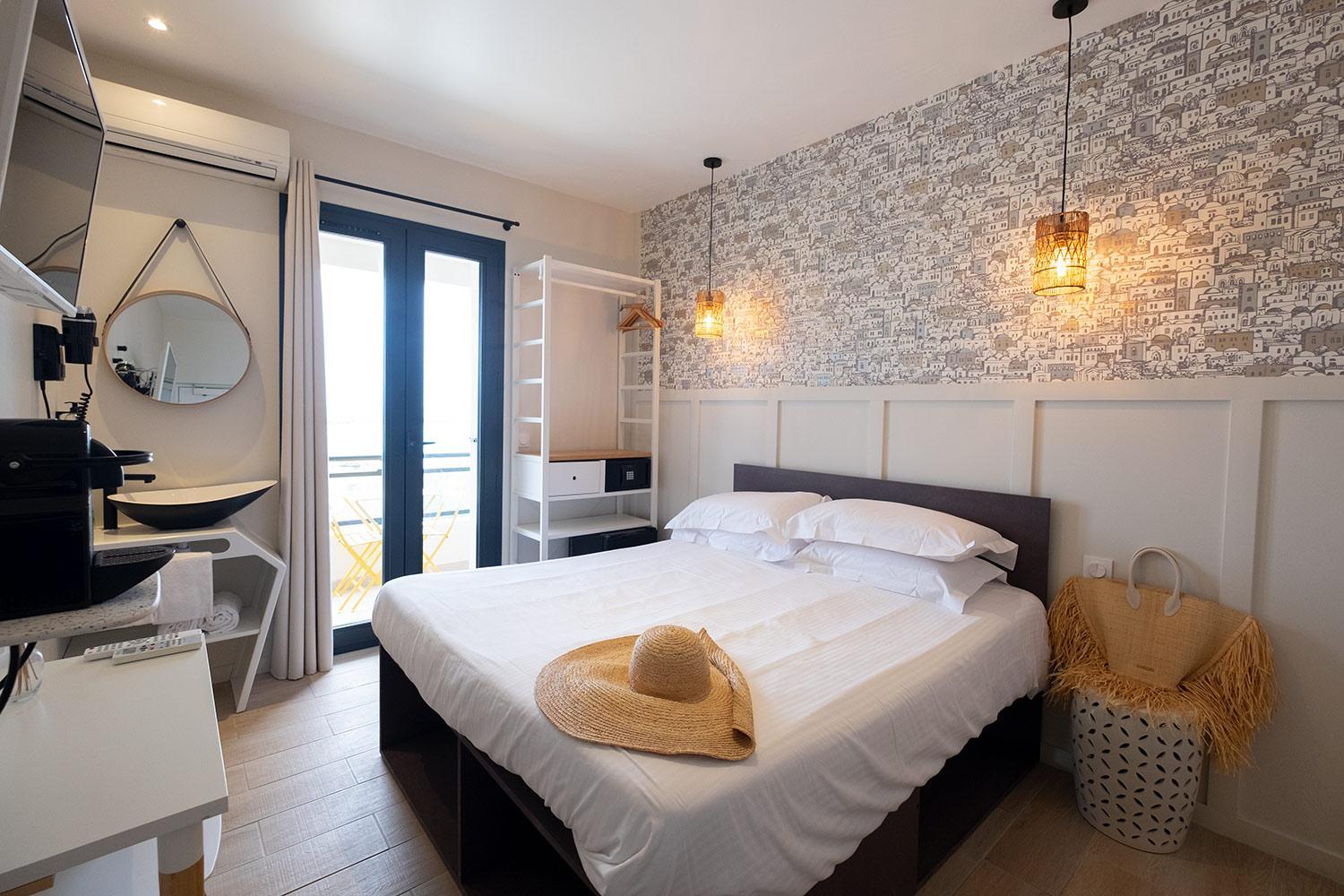 Double Room with Balcony and Sea View - Photo 3
