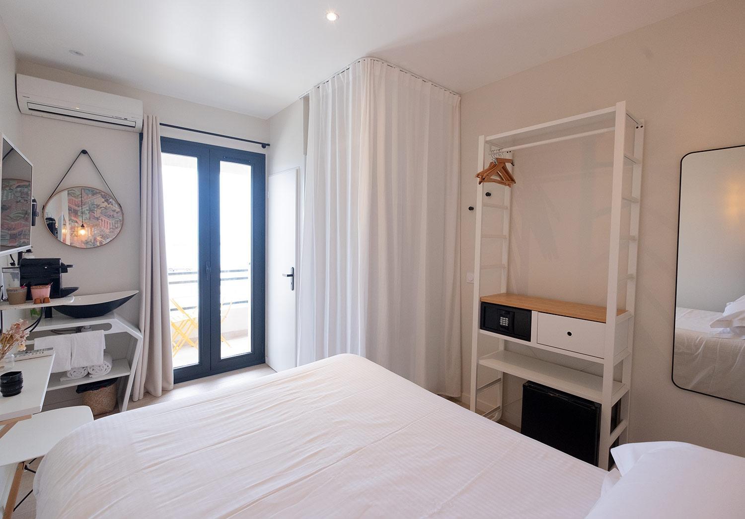 Double Room with Balcony and Sea View - Photo 2