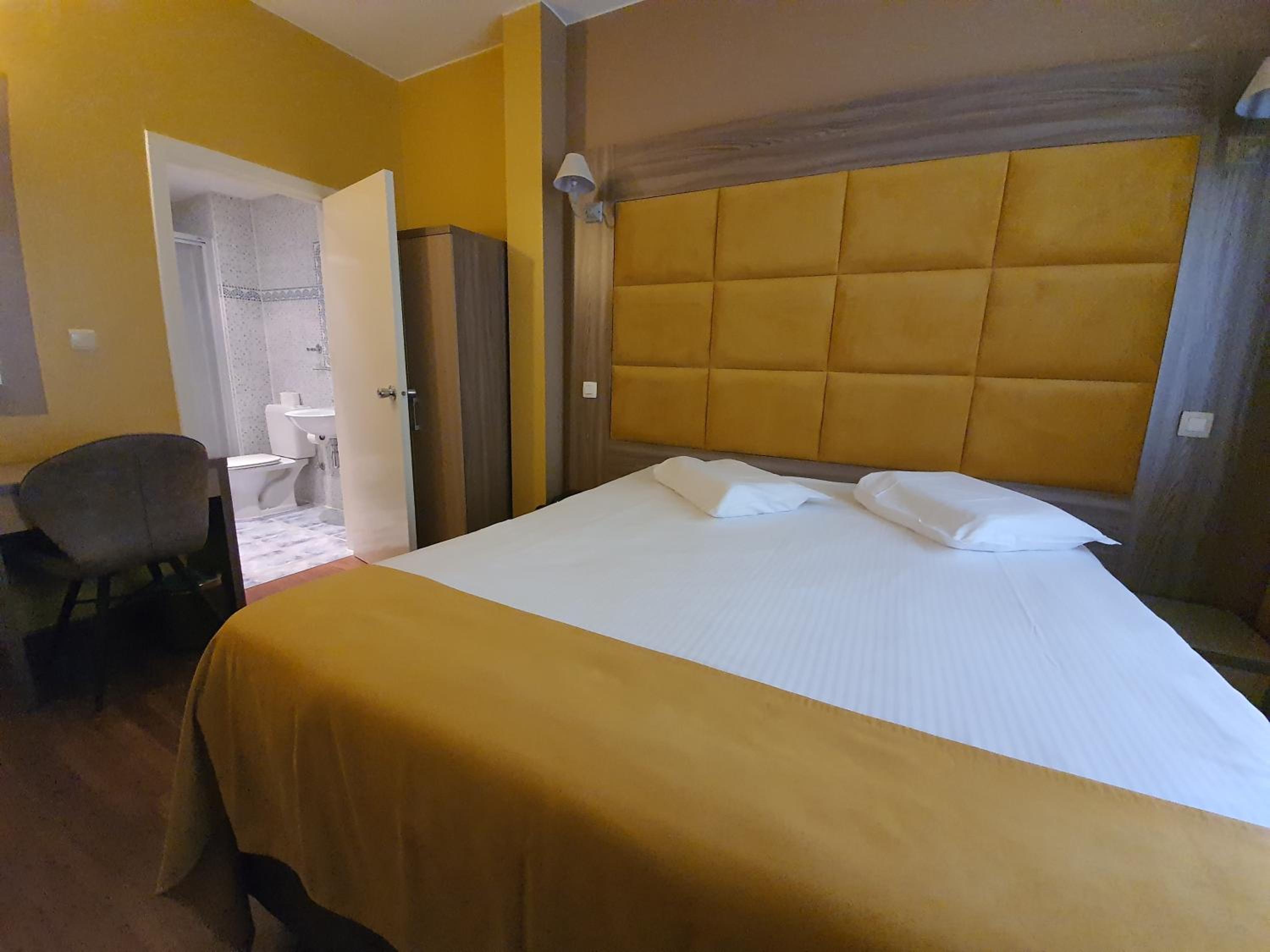 Economy Double Room - Photo 4