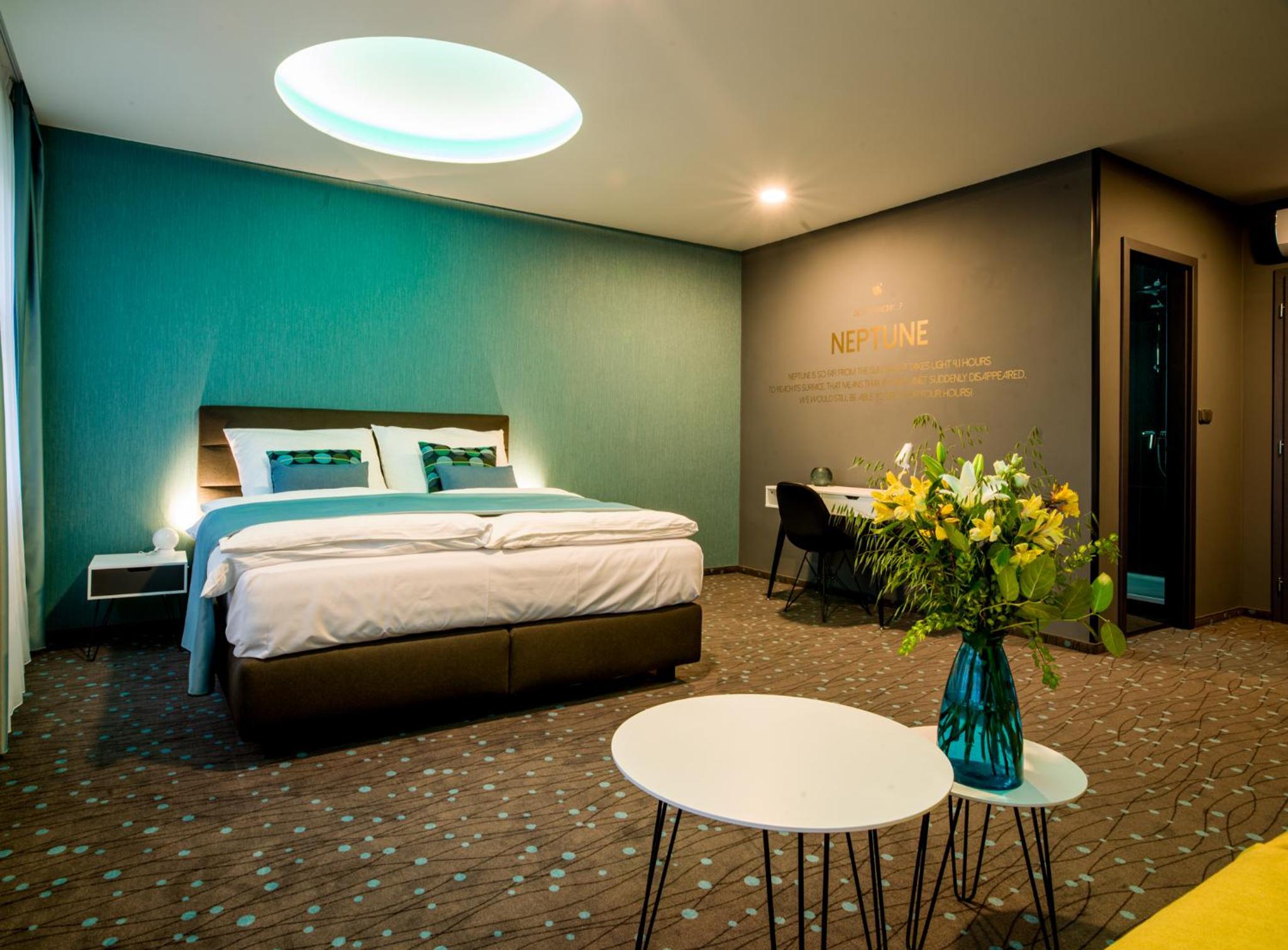 Deluxe Double or Twin Room thumbnail 6