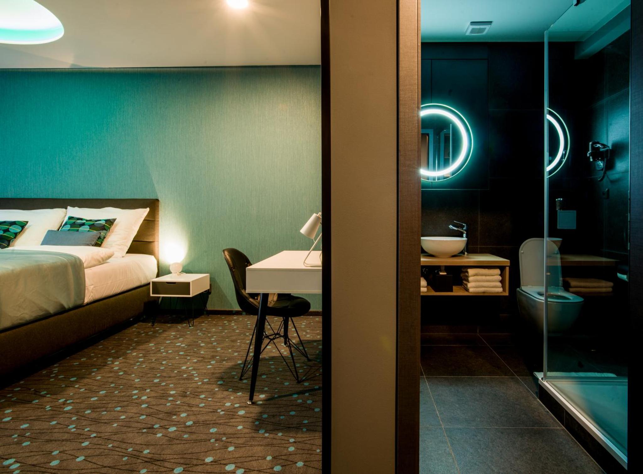 Deluxe Double or Twin Room thumbnail 6