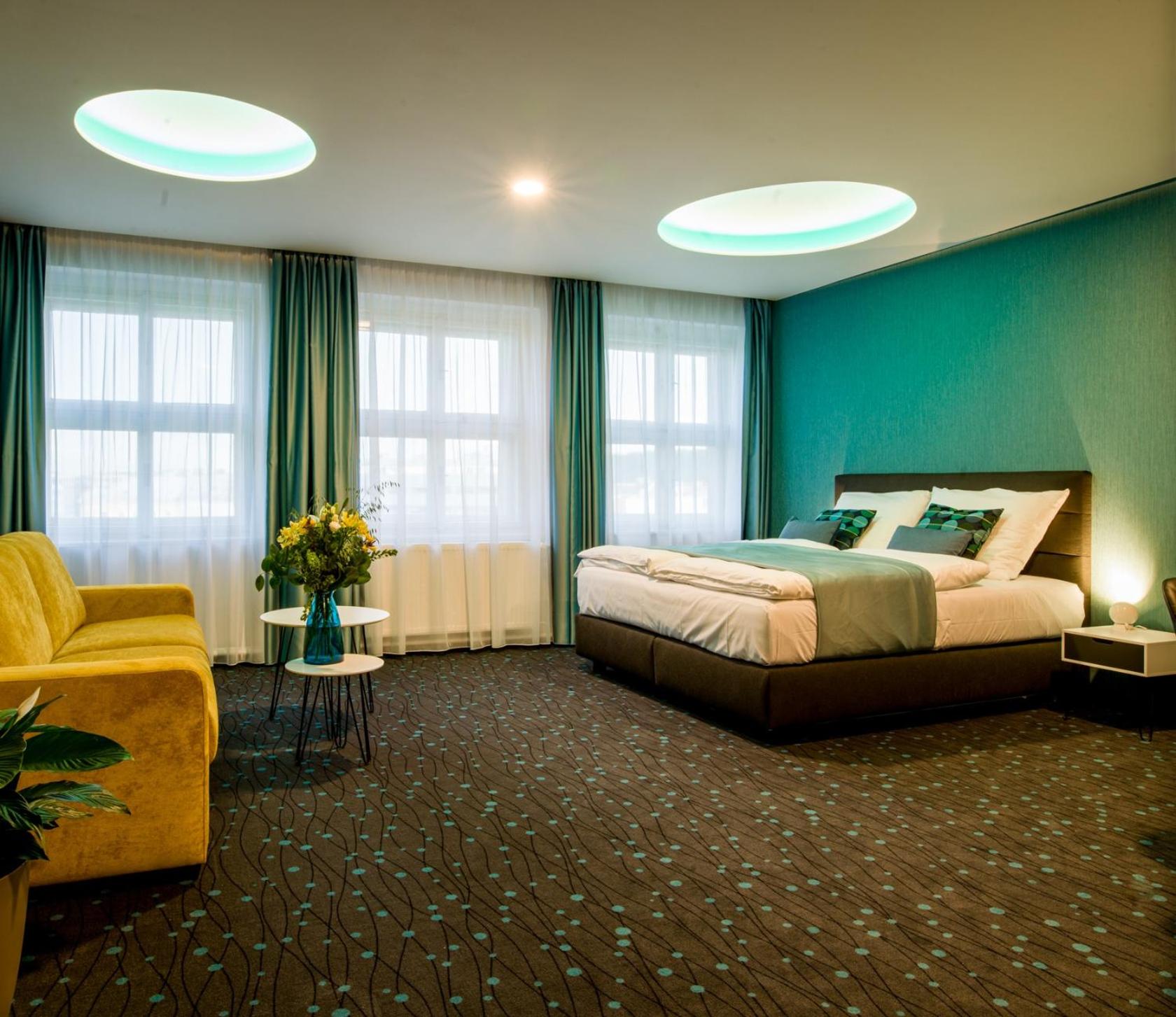 Deluxe Double or Twin Room thumbnail 5