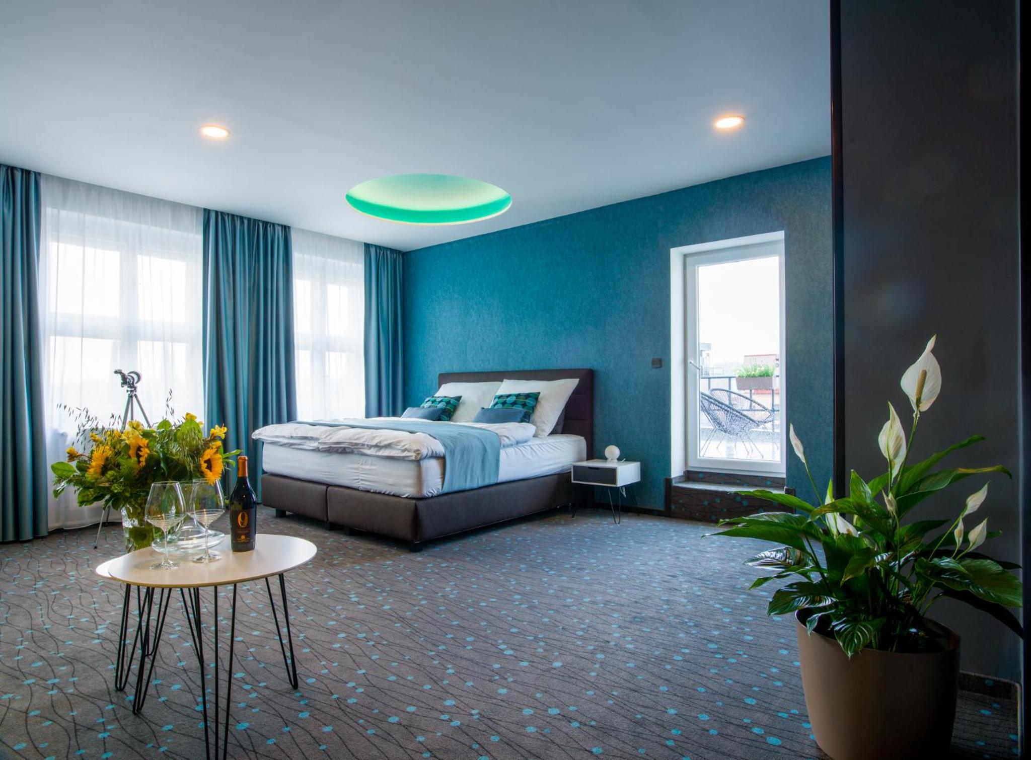 Deluxe Suite with Terrace thumbnail 6
