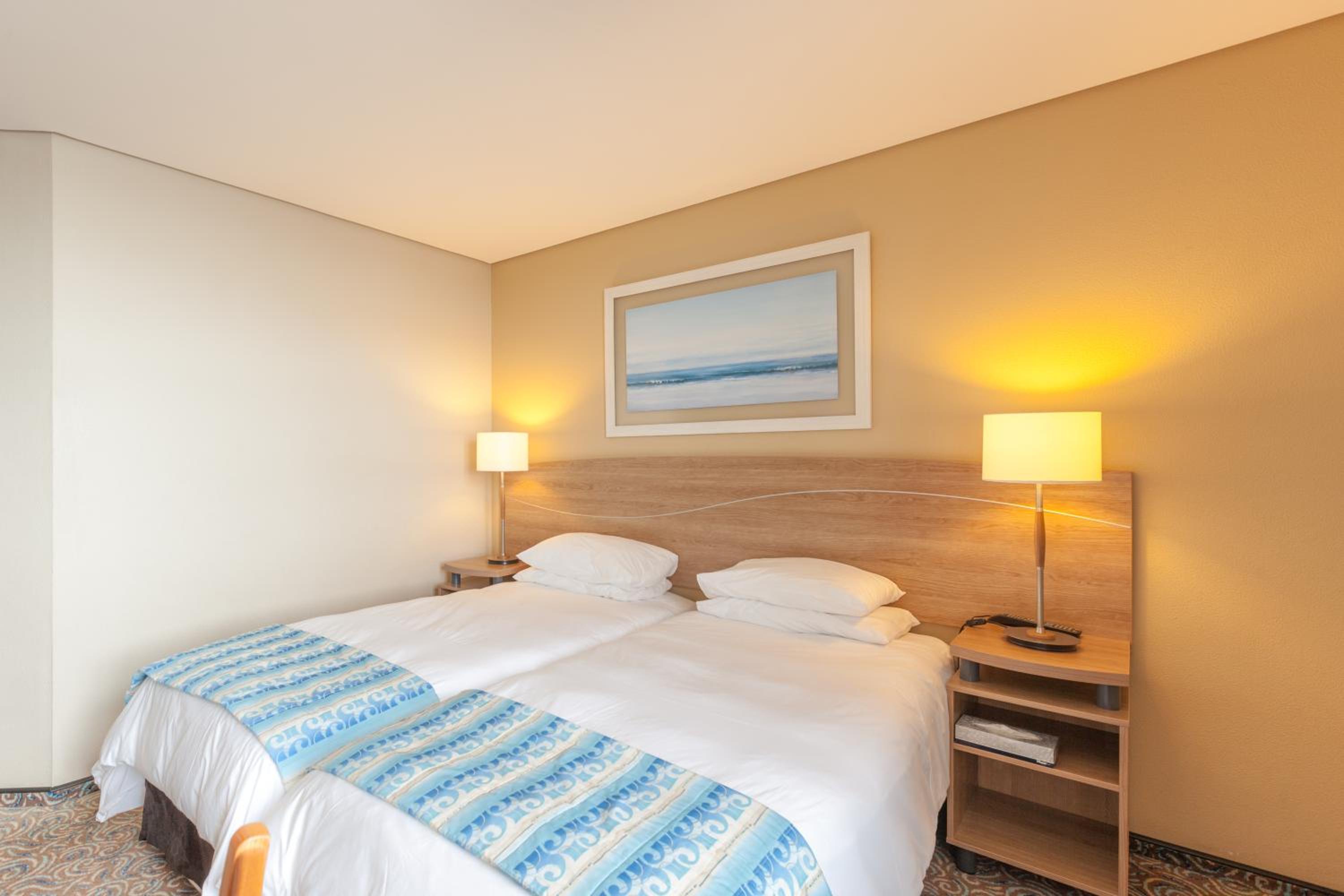 Twin Room - Non-Smoking with Ocean View photo 2