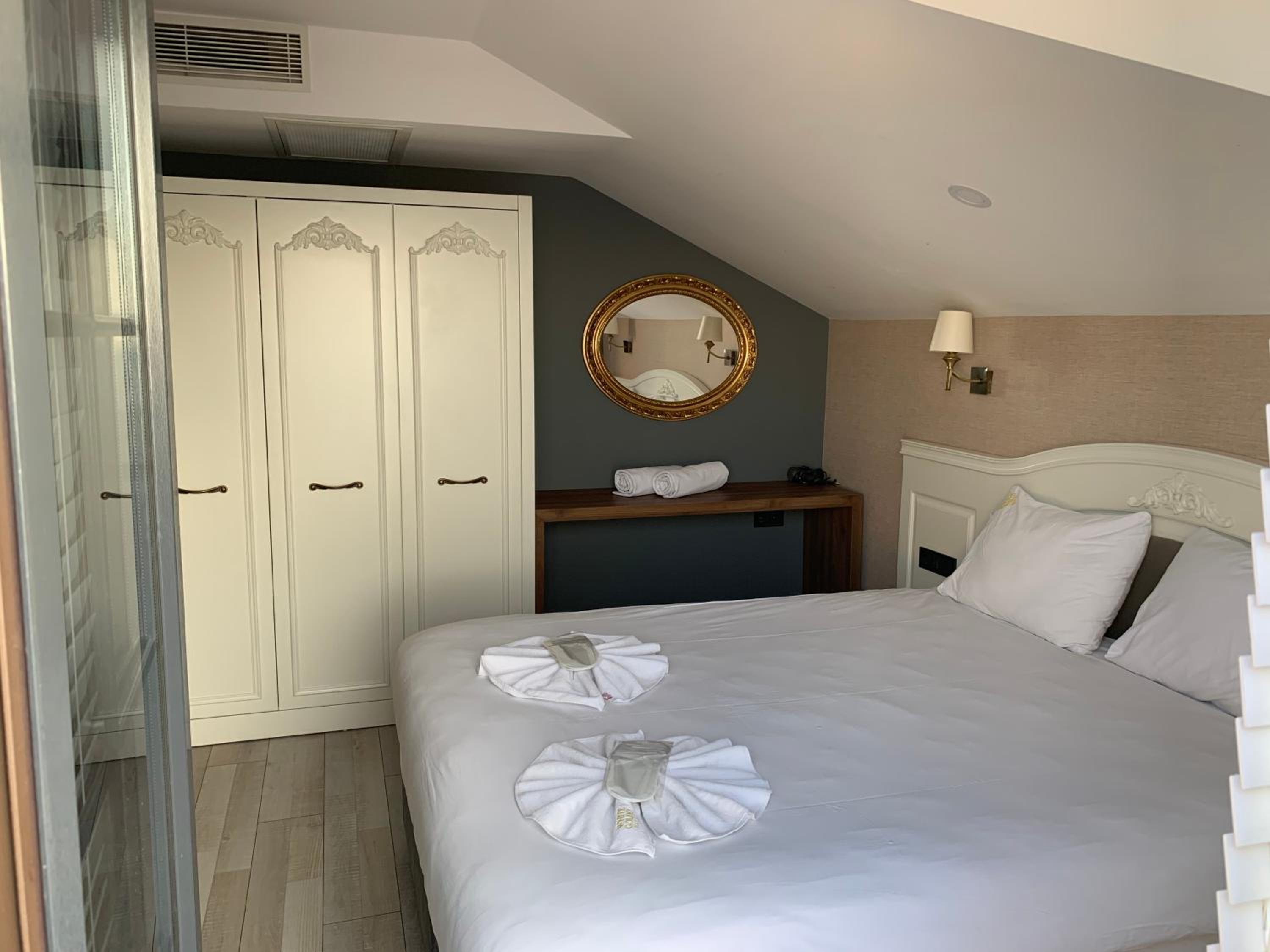 Deluxe King Suite with Terrace and City View - Photo 1