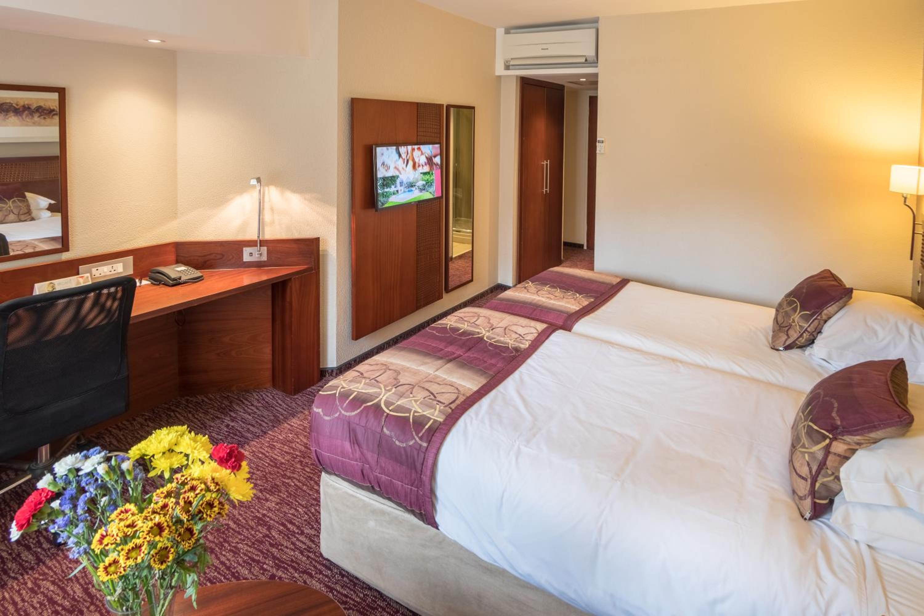 Twin Room - Non-Smoking photo 3