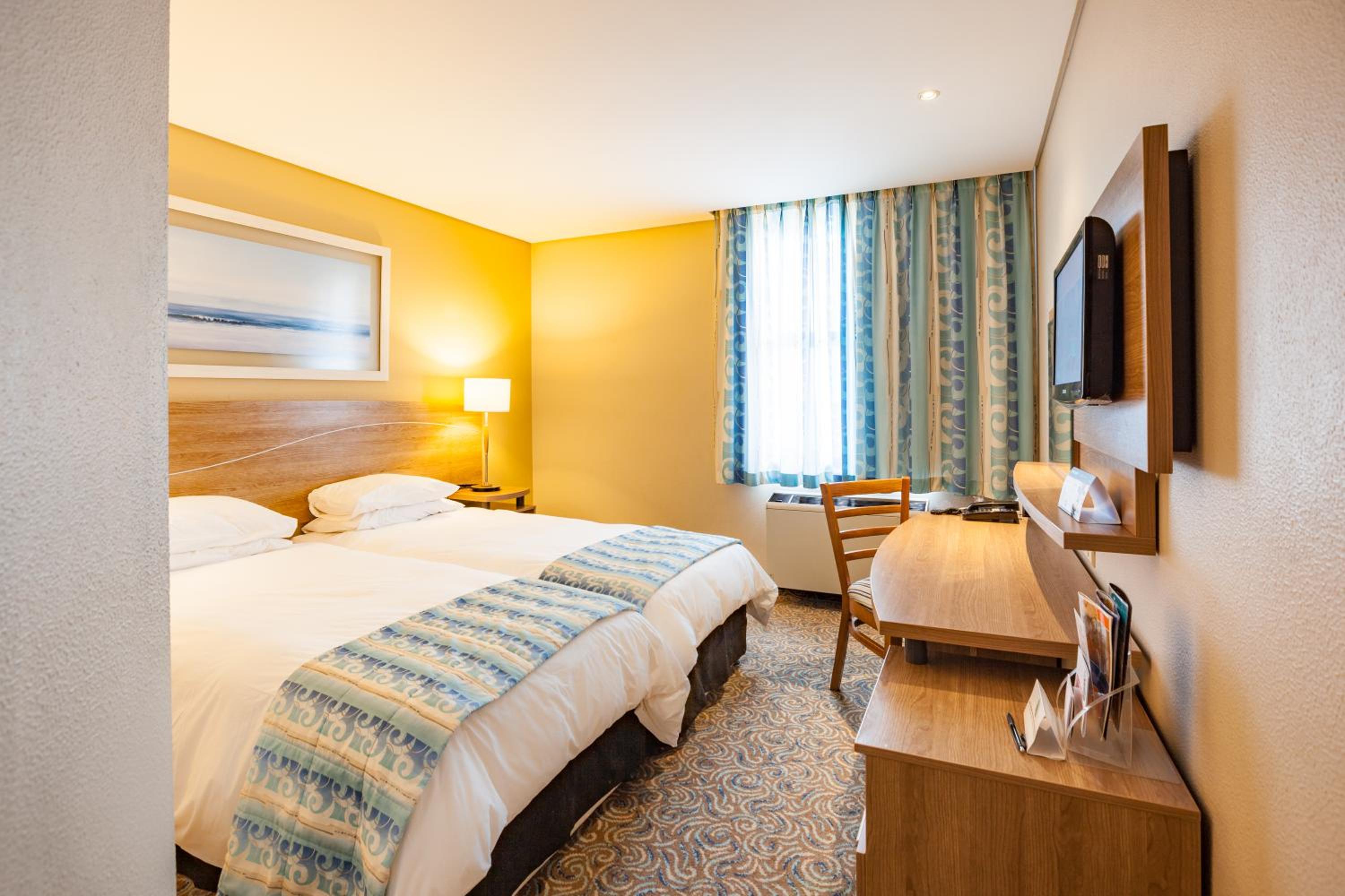 Twin Room - Non-Smoking with Ocean View photo 3