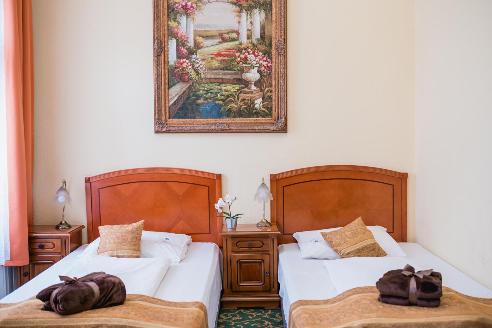 Double Room - Photo 12