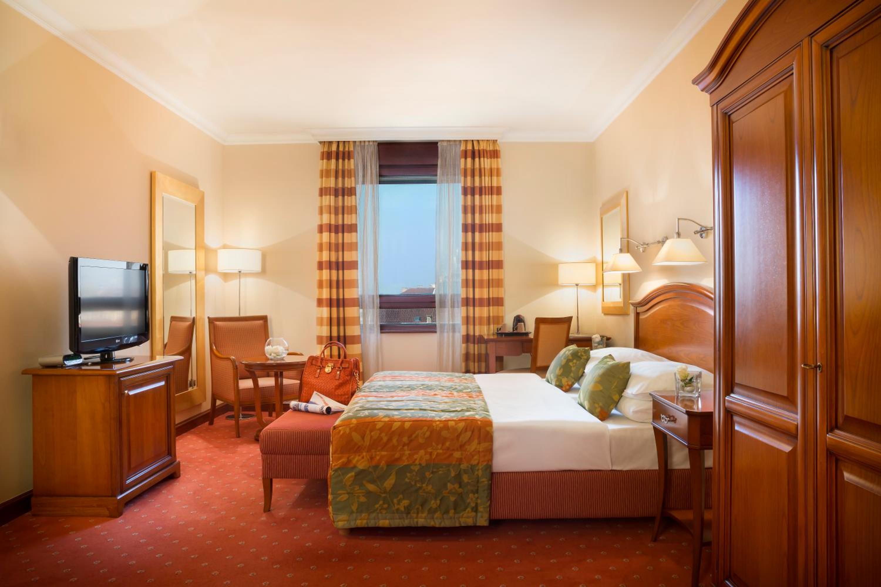 Executive Double Room - Photo 8