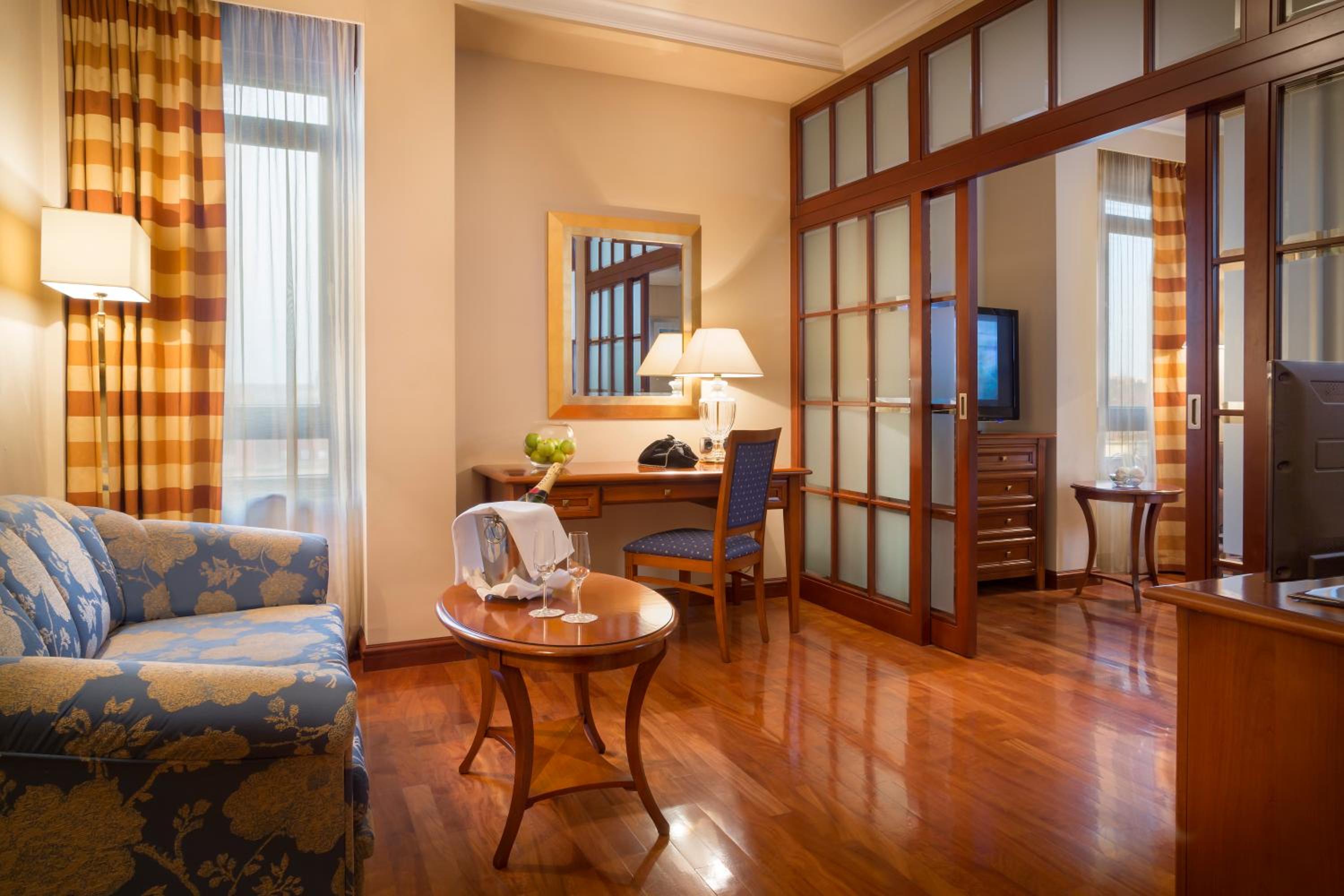 Suite - Photo 3