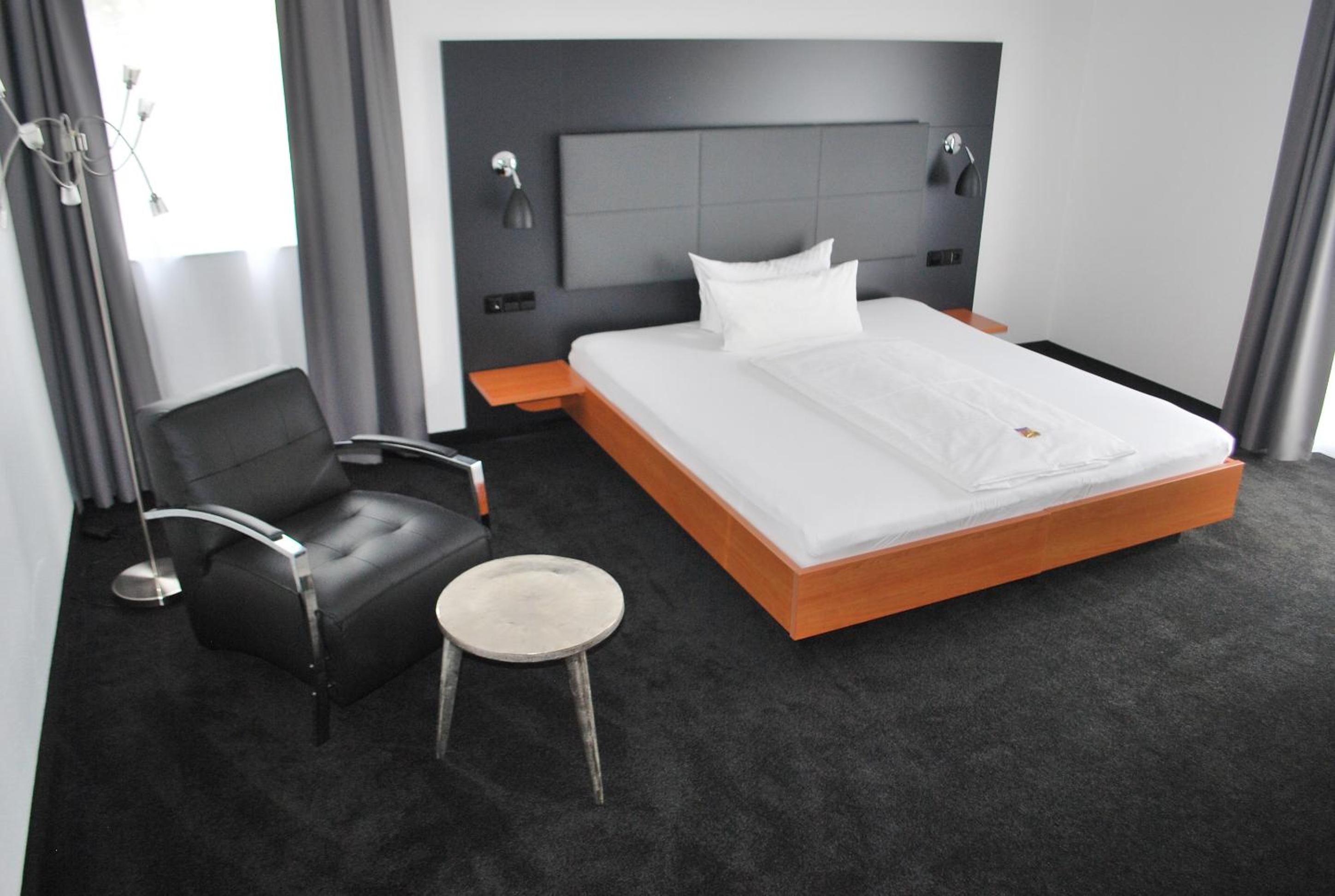 Large Double Room - Photo 8