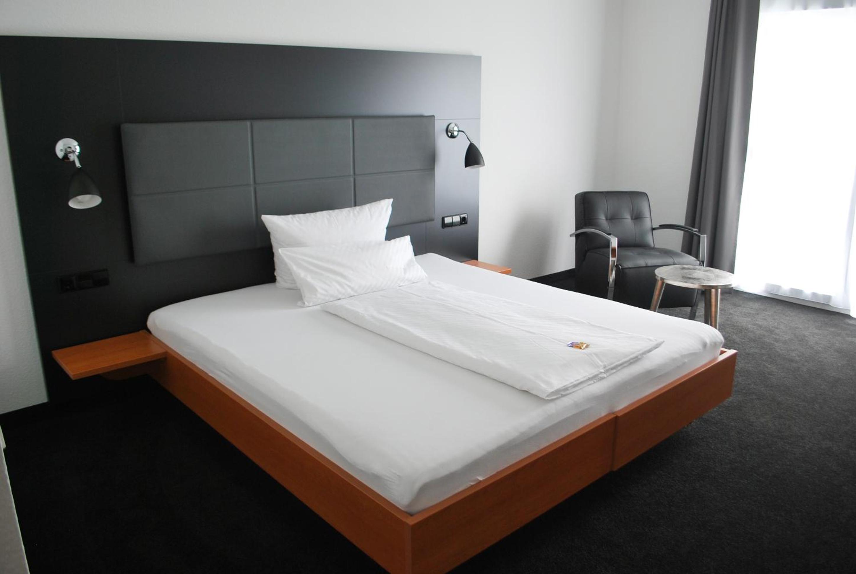 Large Double Room - Photo 5