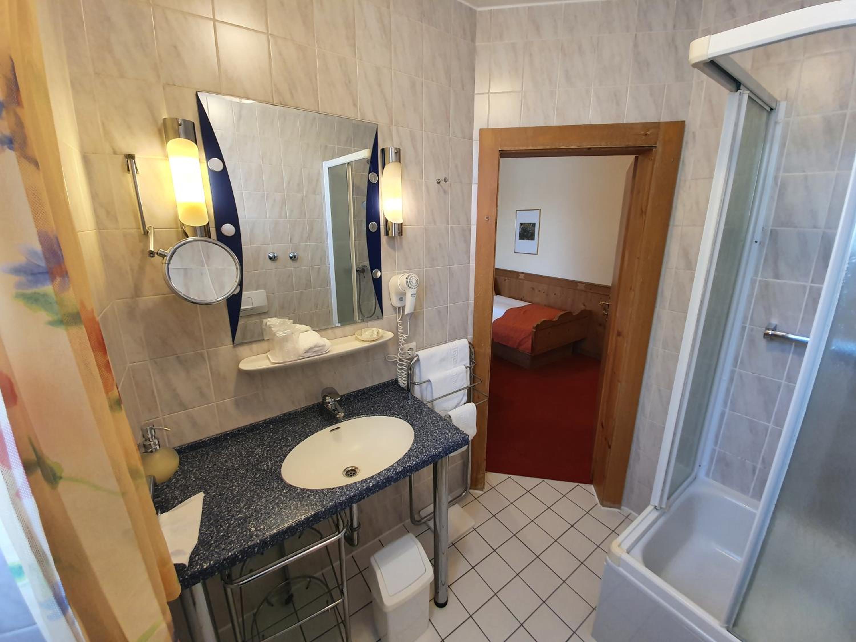 Standard King Room - Photo 4