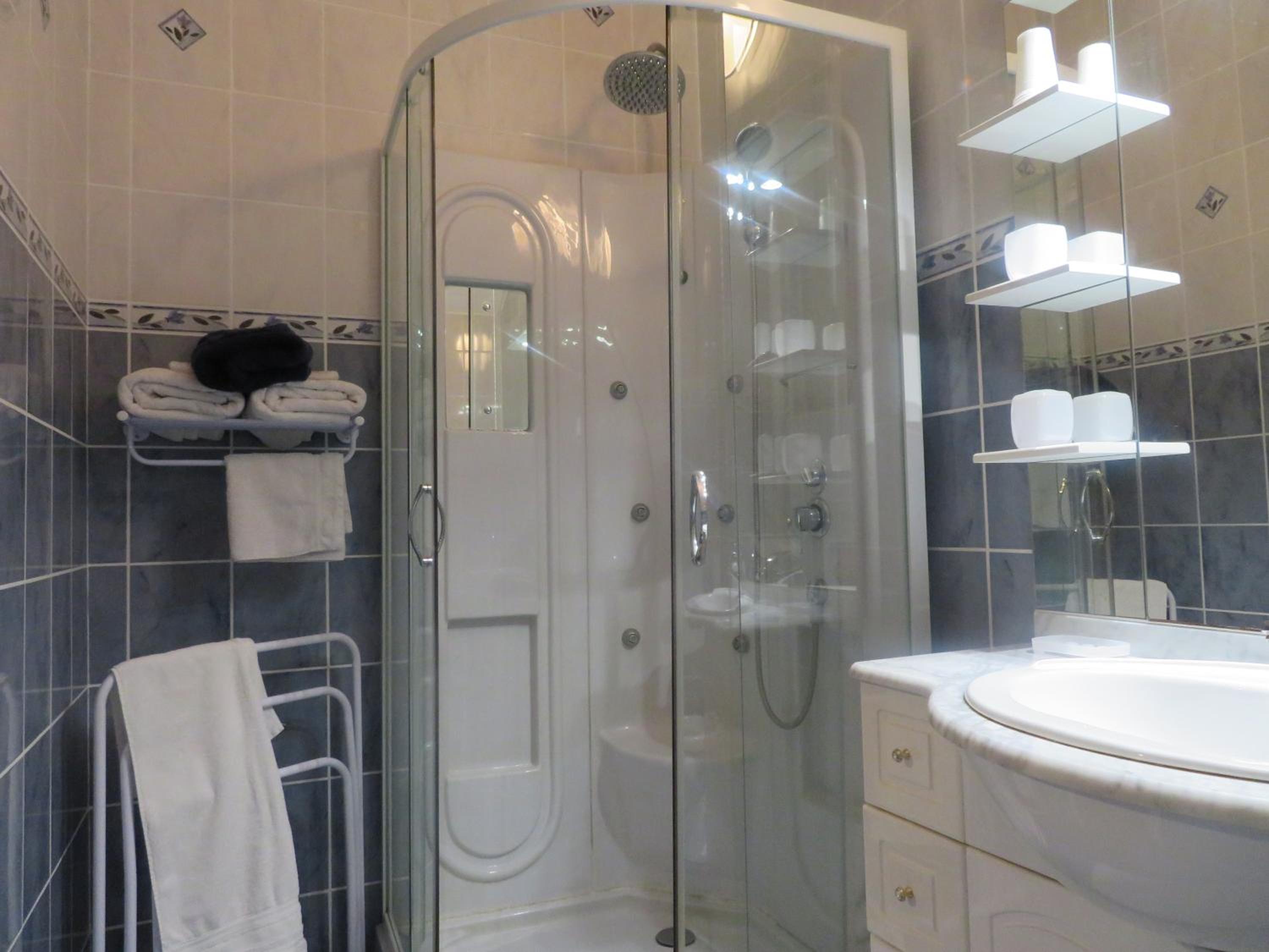 Double Room with Private Bathroom photo 3