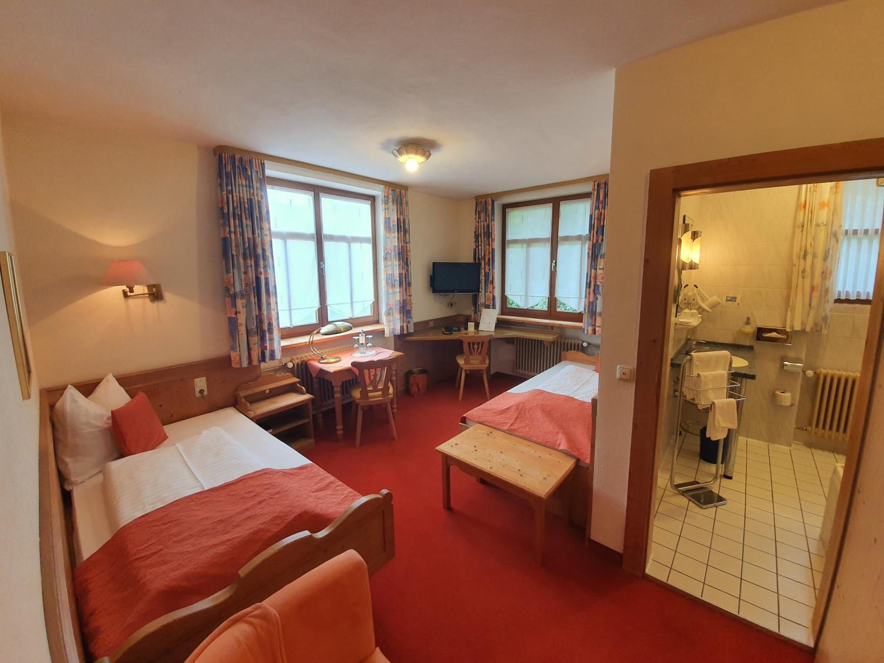 Twin Room - Photo 8