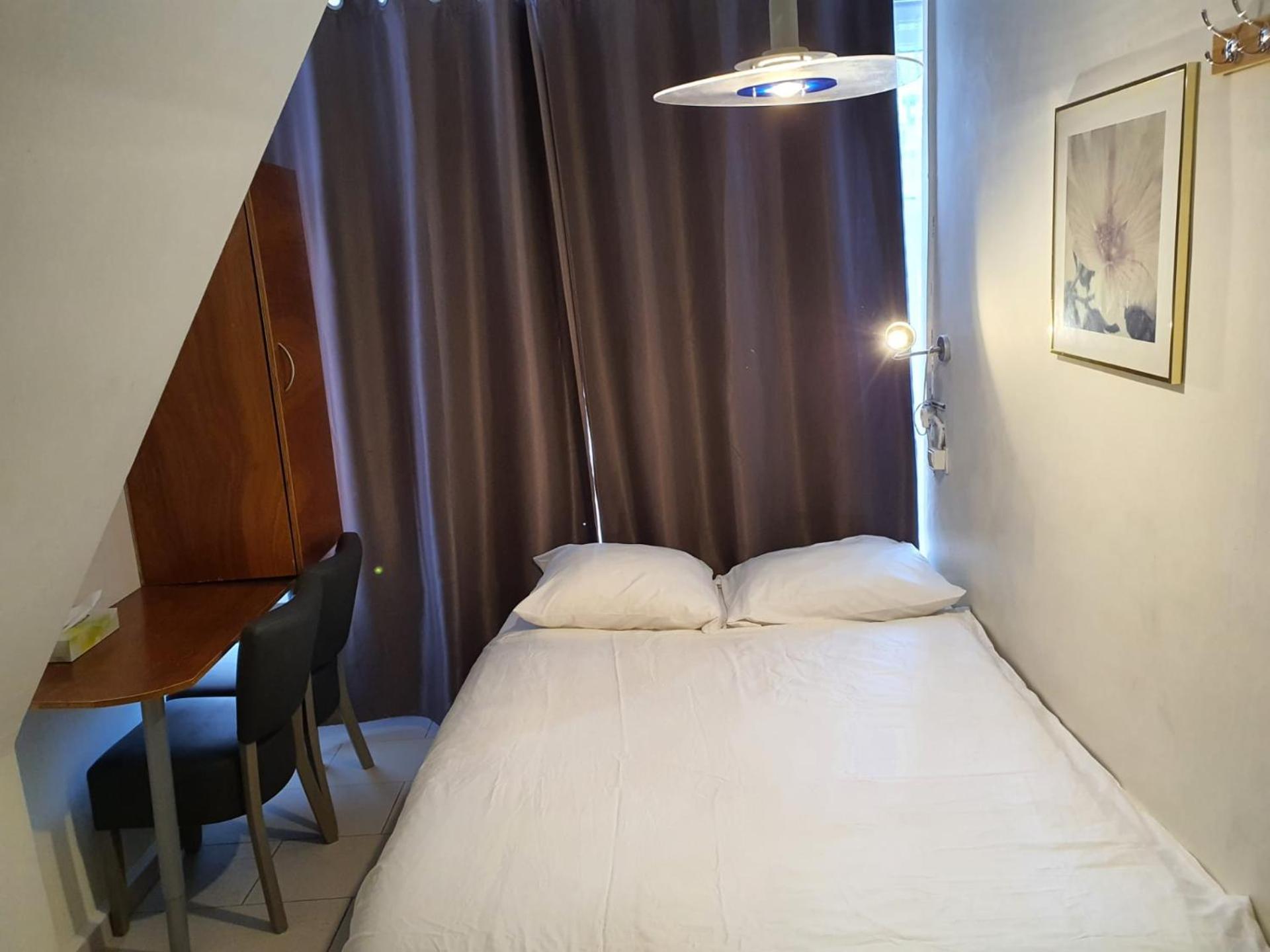 Single Room with Shared Bathroom photo 2