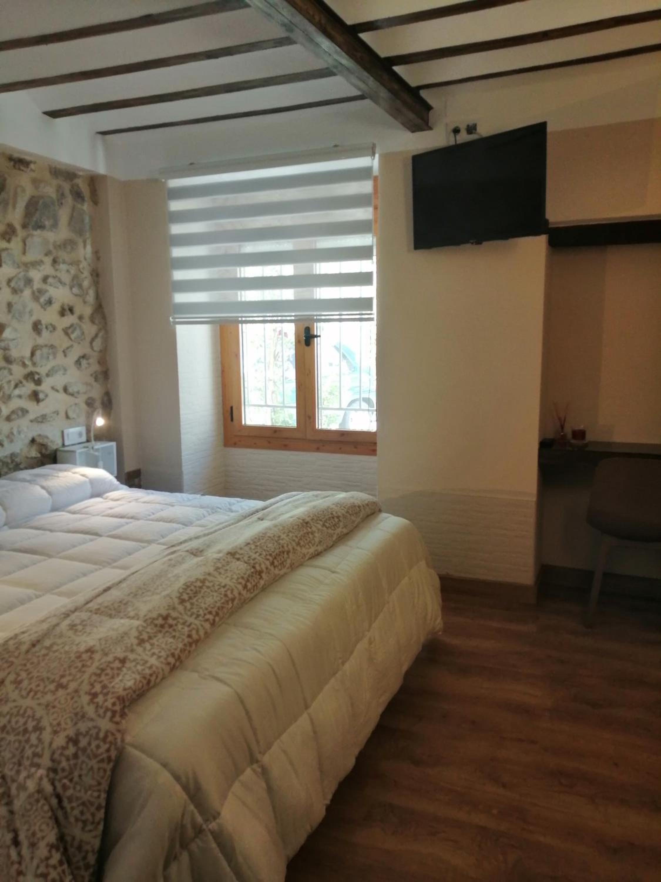 Deluxe King Room - Photo 3
