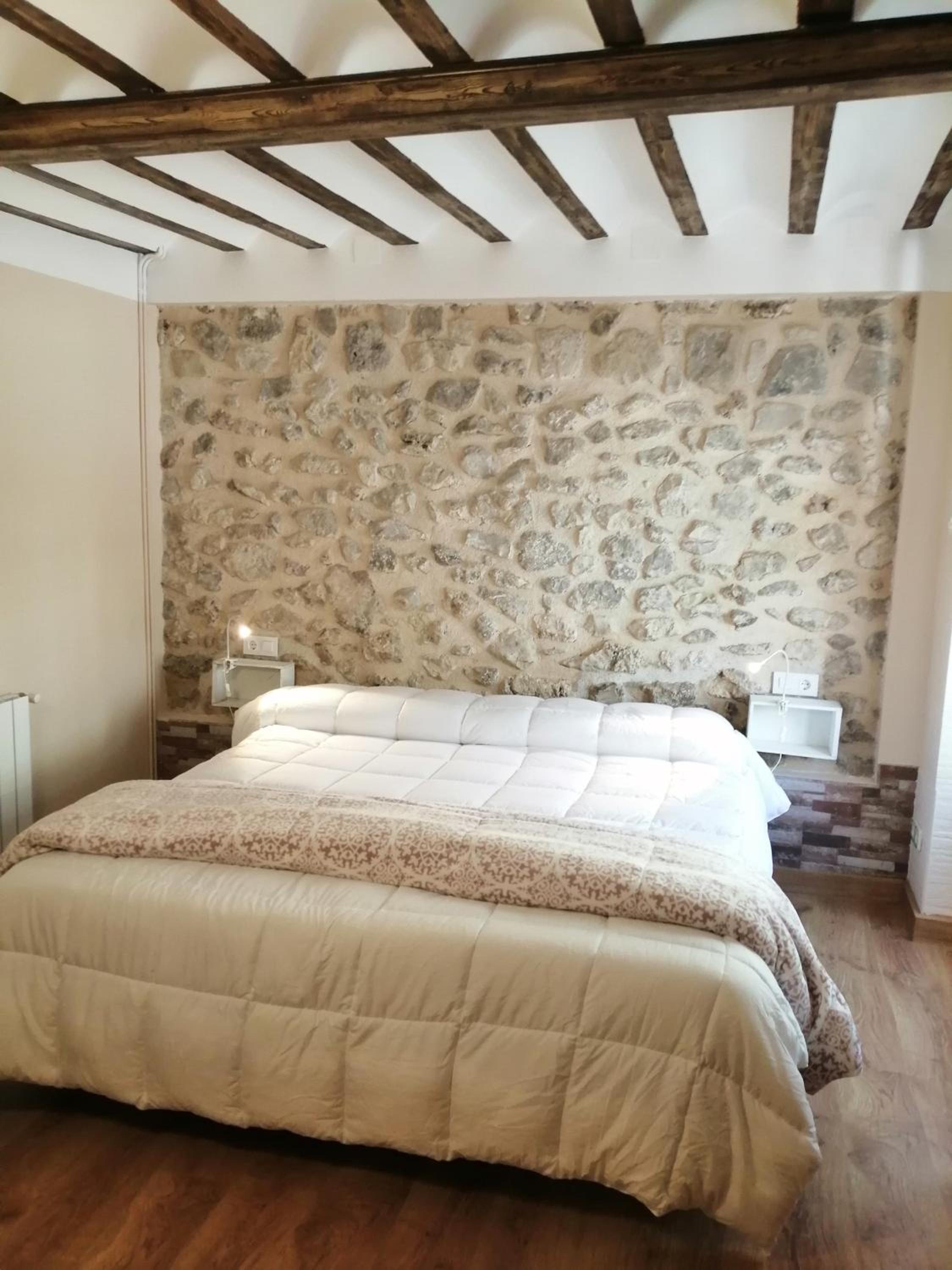 Deluxe King Room - Photo 2